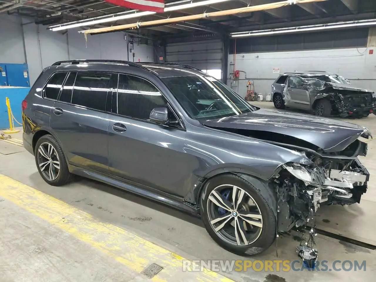 4 Photograph of a damaged car 5UXCX6C0XL9C50080 BMW X7 2020