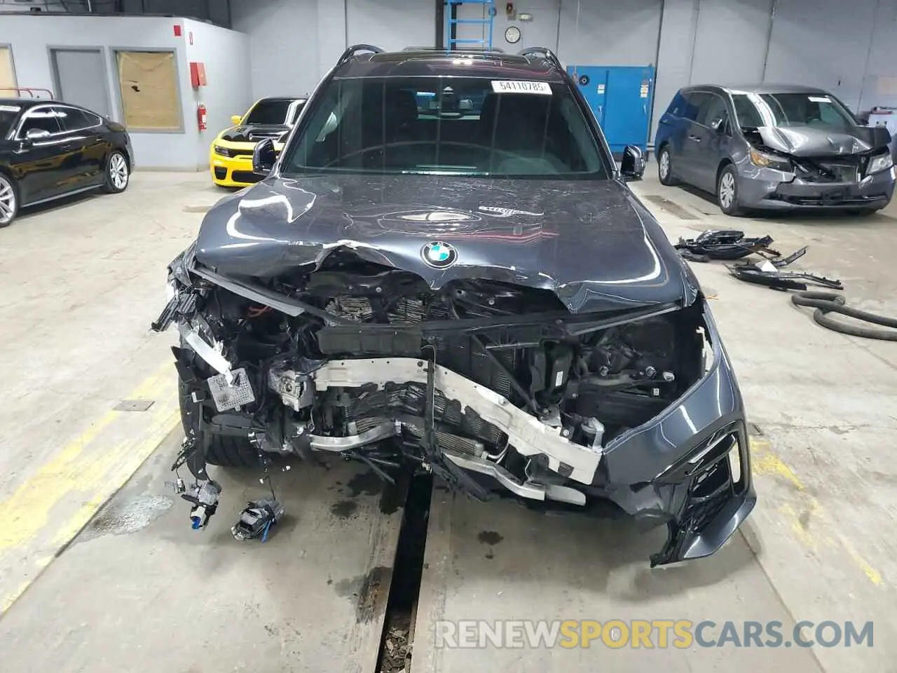 5 Photograph of a damaged car 5UXCX6C0XL9C50080 BMW X7 2020