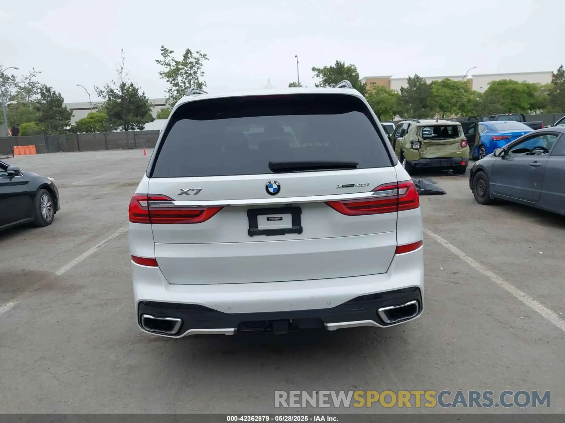 17 Photograph of a damaged car 5UXCW2C00M9E49863 BMW X7 2021