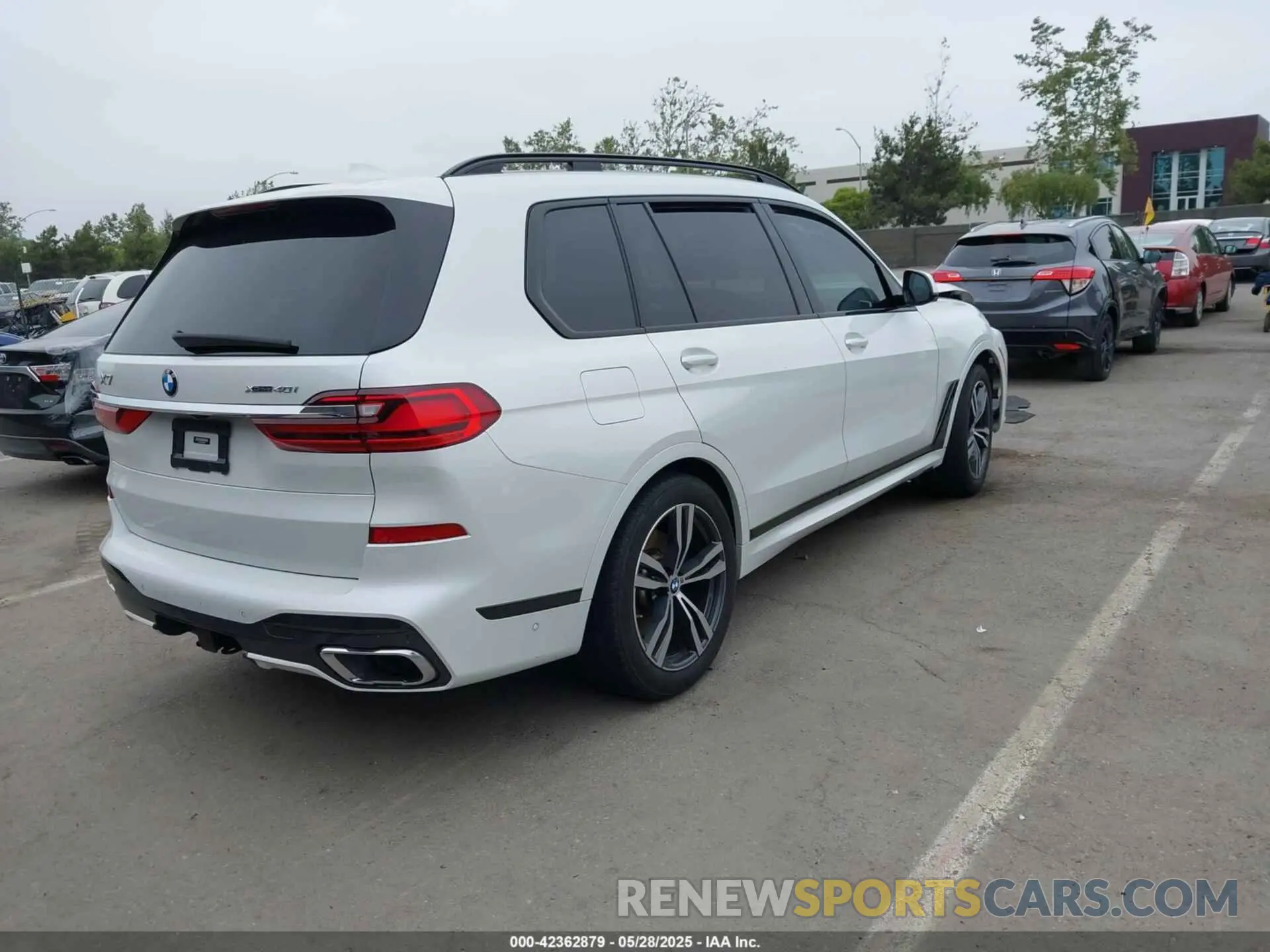 4 Photograph of a damaged car 5UXCW2C00M9E49863 BMW X7 2021