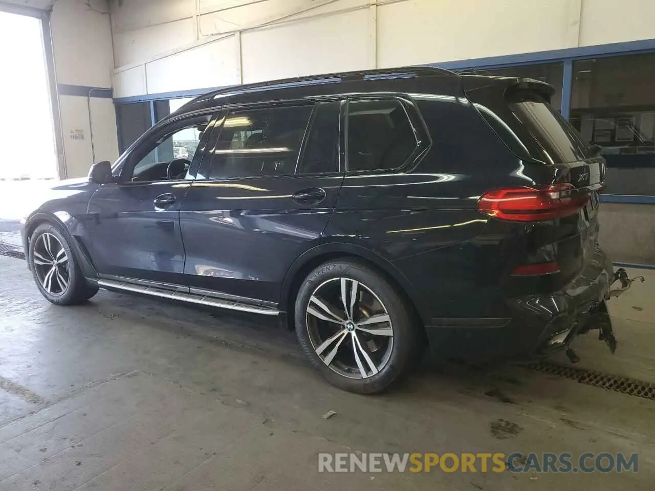 2 Photograph of a damaged car 5UXCW2C00M9F51258 BMW X7 2021