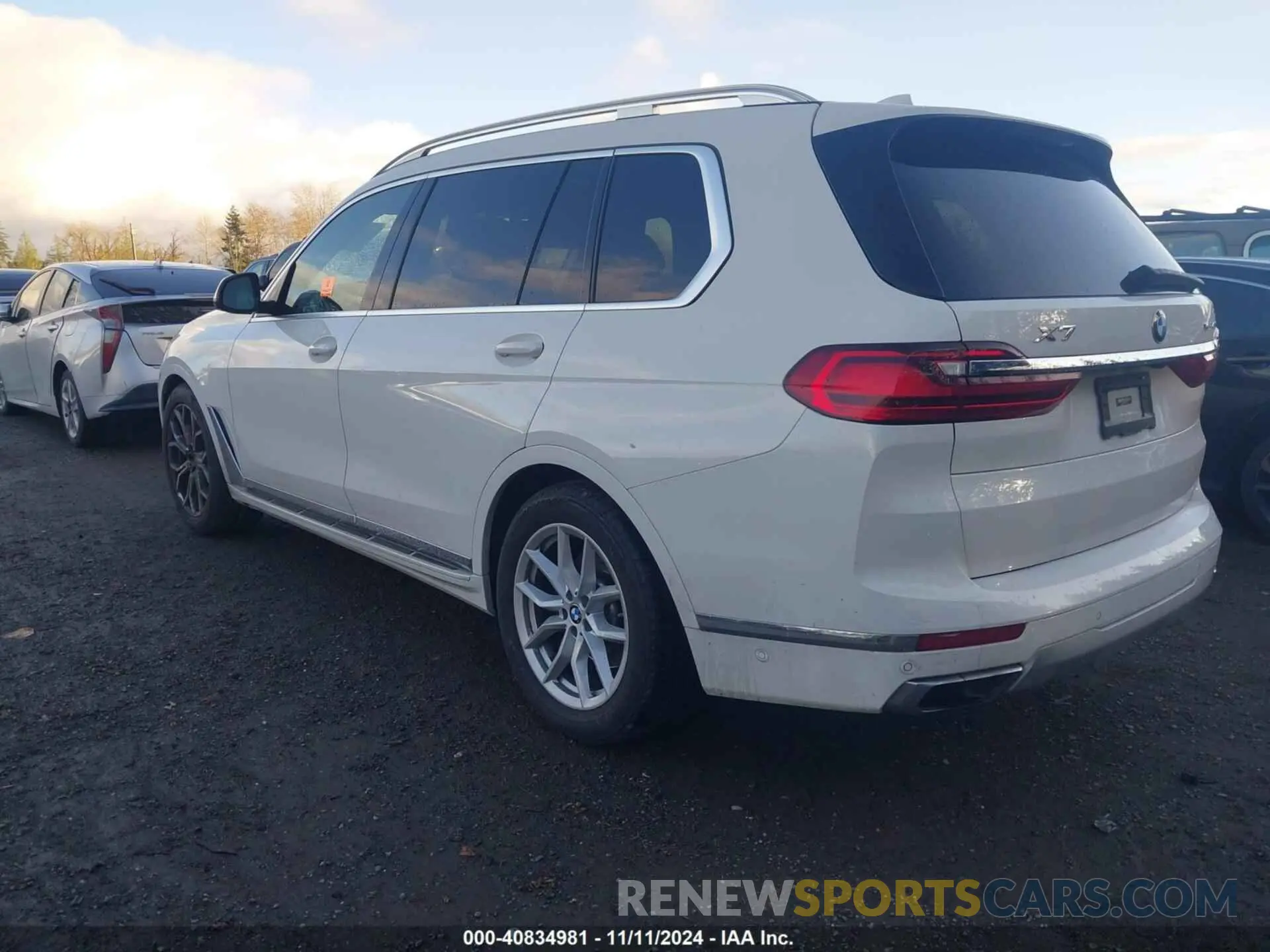 3 Photograph of a damaged car 5UXCW2C00M9G03360 BMW X7 2021