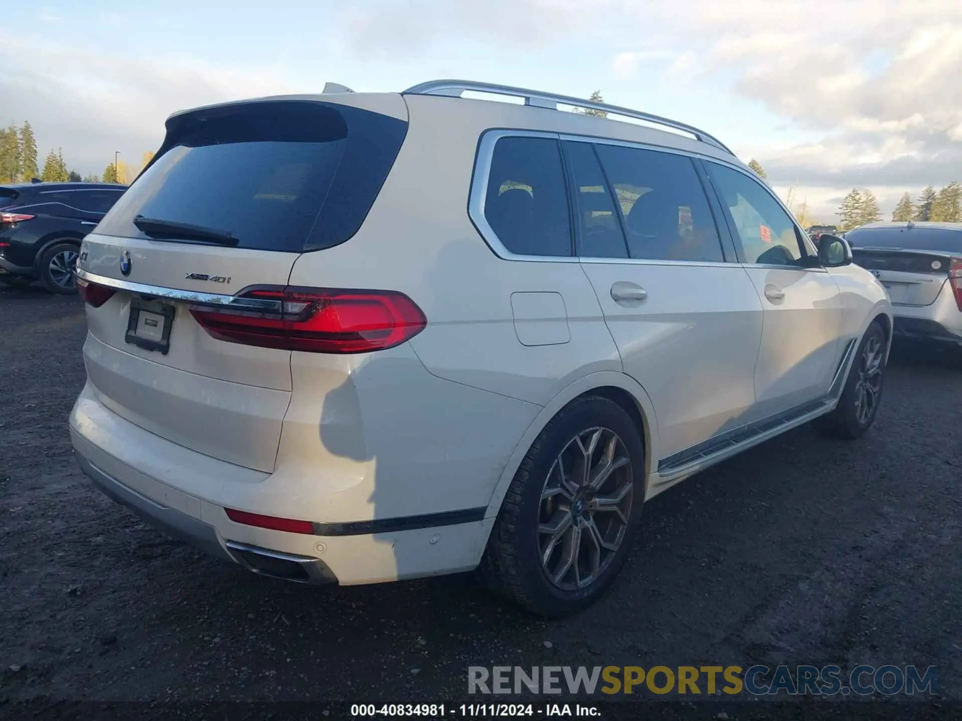 4 Photograph of a damaged car 5UXCW2C00M9G03360 BMW X7 2021