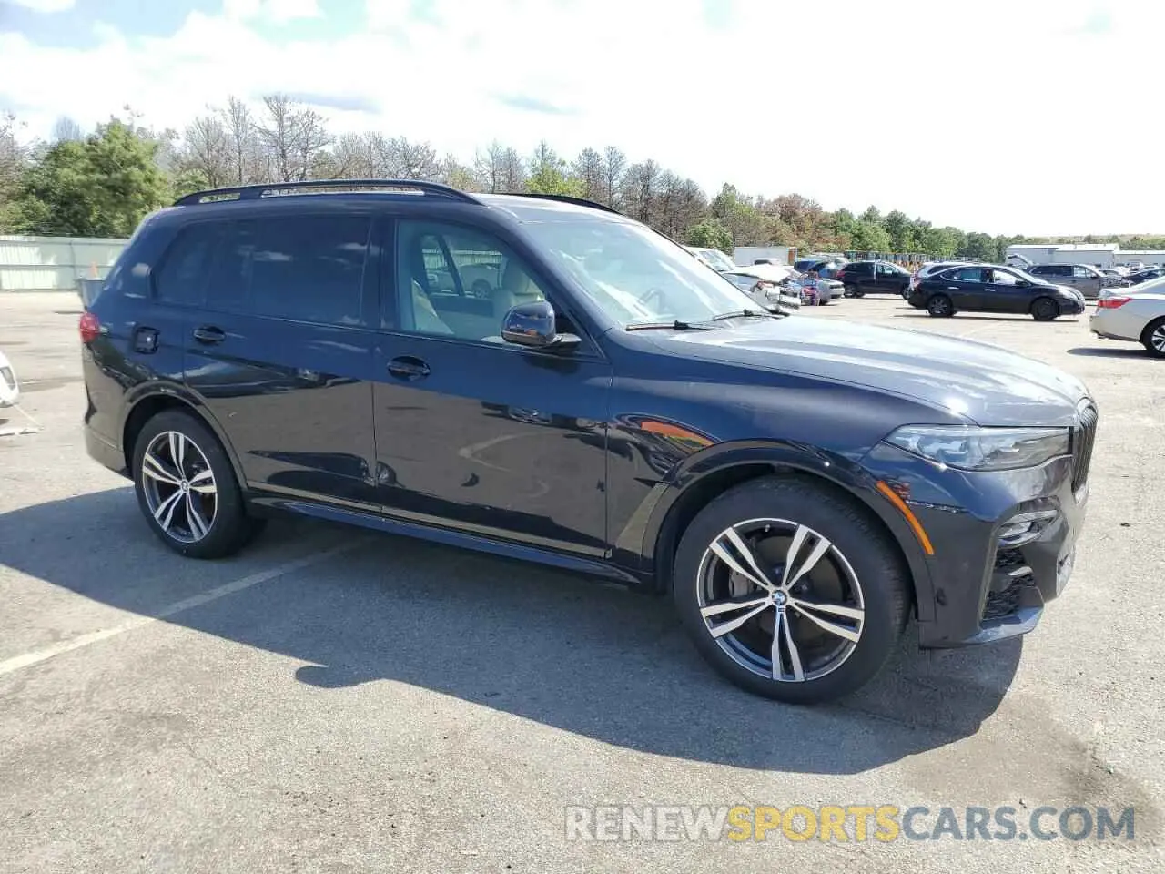 4 Photograph of a damaged car 5UXCW2C00M9G86465 BMW X7 2021