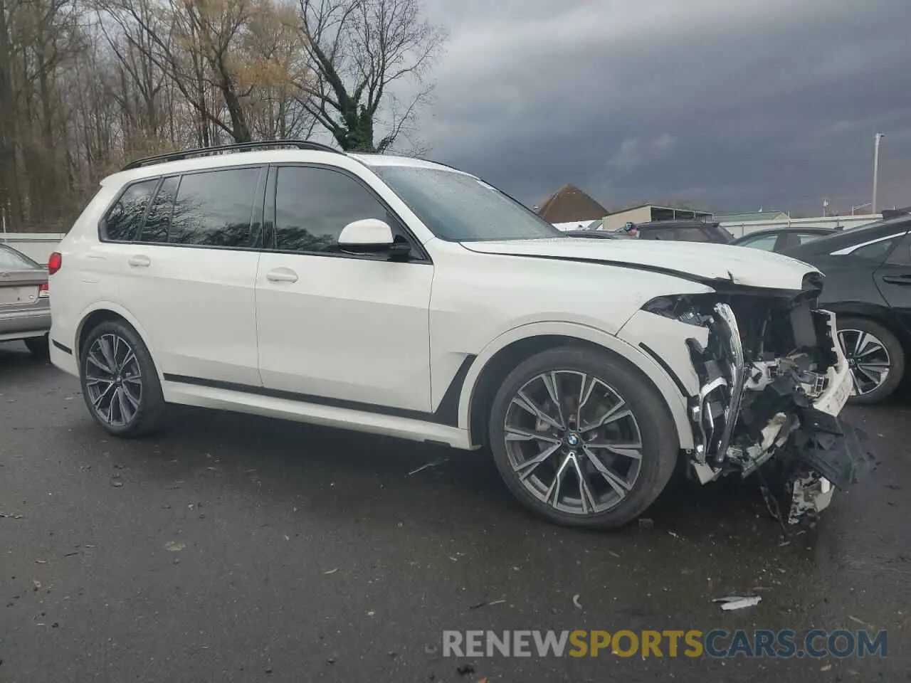 4 Photograph of a damaged car 5UXCW2C01M9E24602 BMW X7 2021