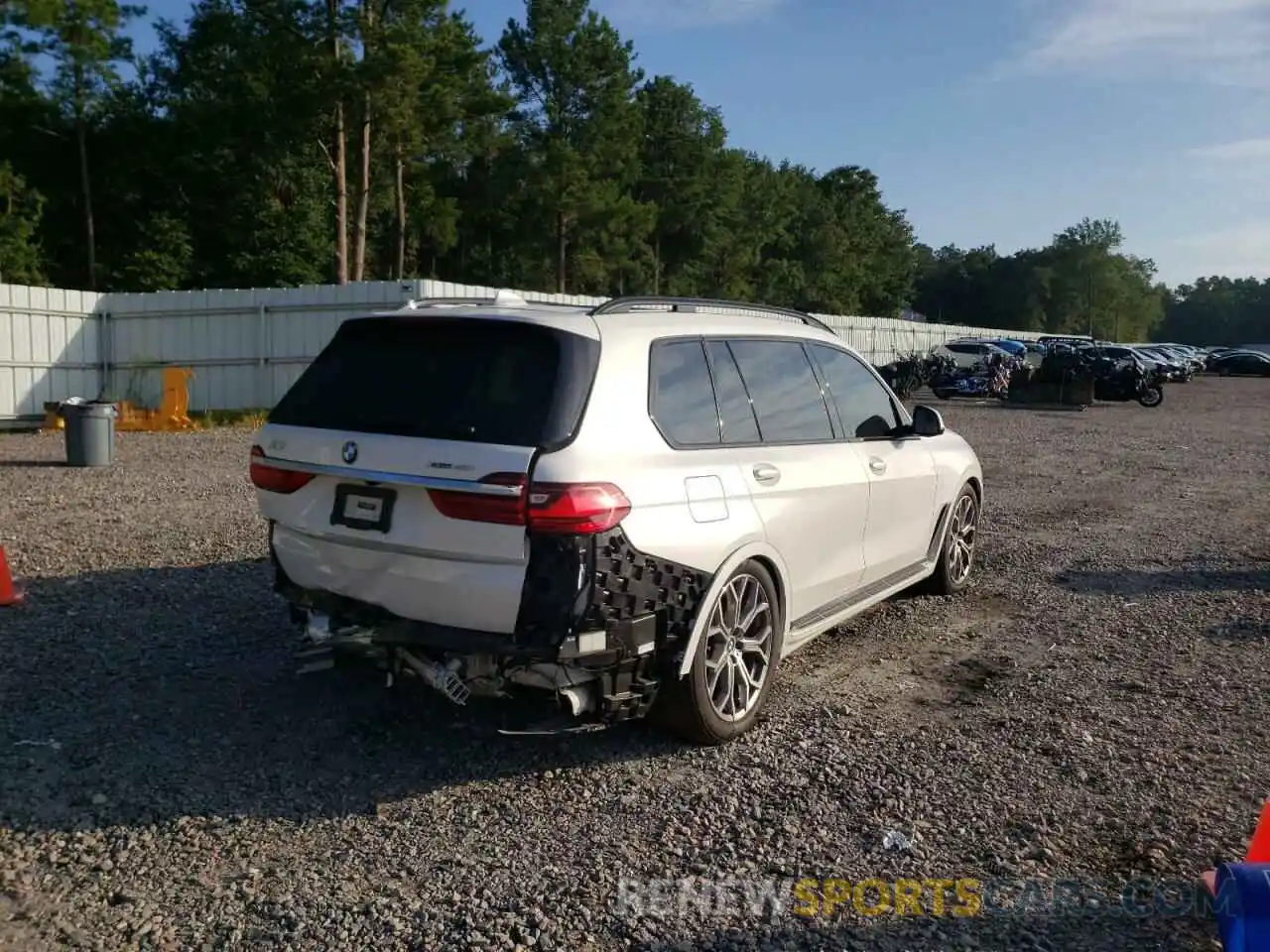 4 Photograph of a damaged car 5UXCW2C01M9E46552 BMW X7 2021