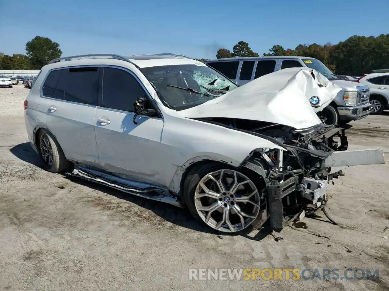 4 Photograph of a damaged car 5UXCW2C02M9E29033 BMW X7 2021