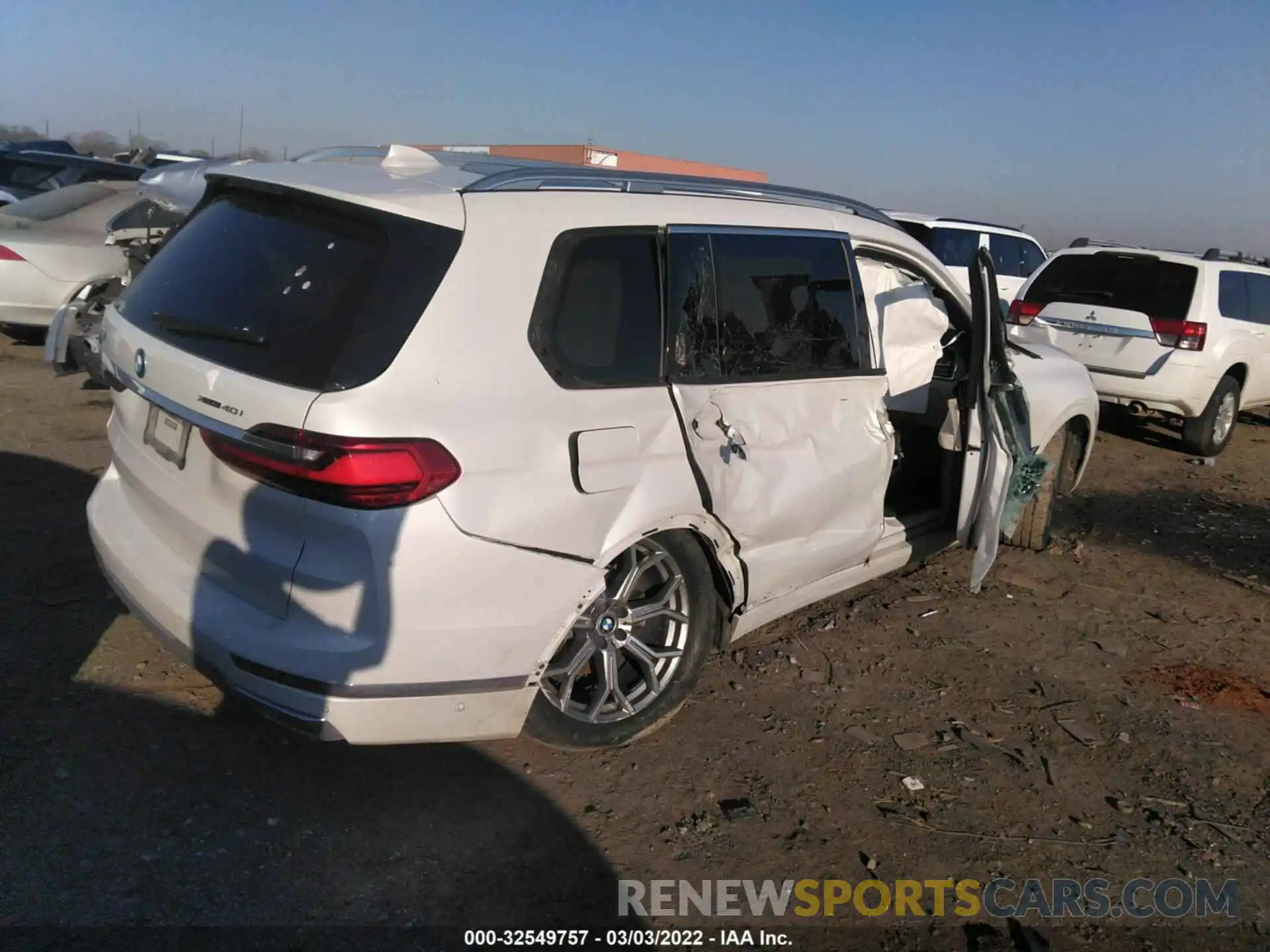 4 Photograph of a damaged car 5UXCW2C02M9F51875 BMW X7 2021