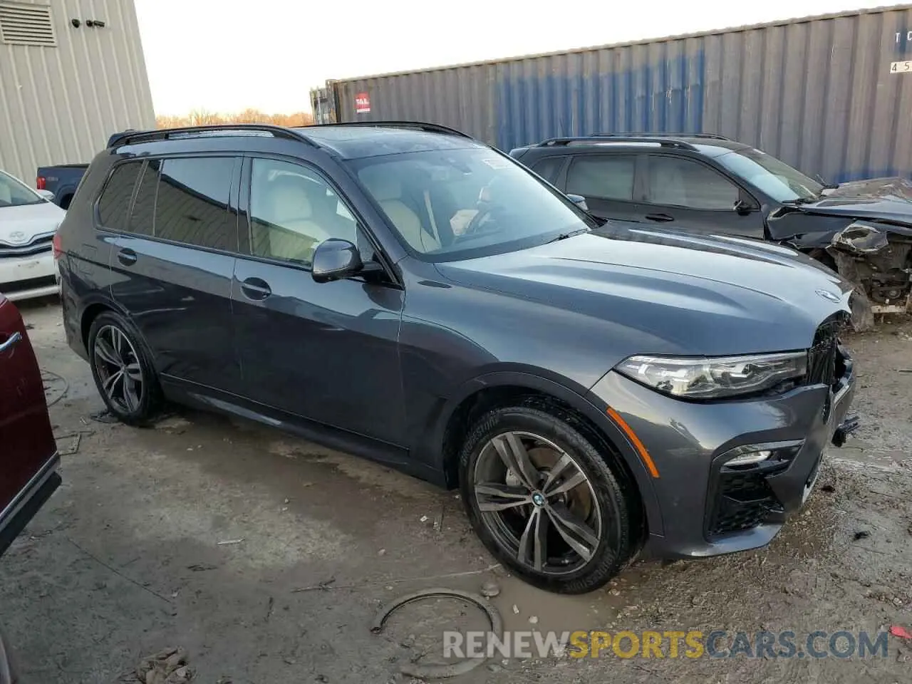 4 Photograph of a damaged car 5UXCW2C02M9G97645 BMW X7 2021