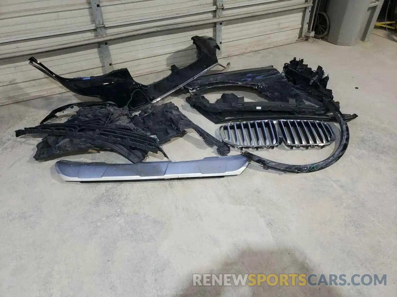 13 Photograph of a damaged car 5UXCW2C03M9H51860 BMW X7 2021