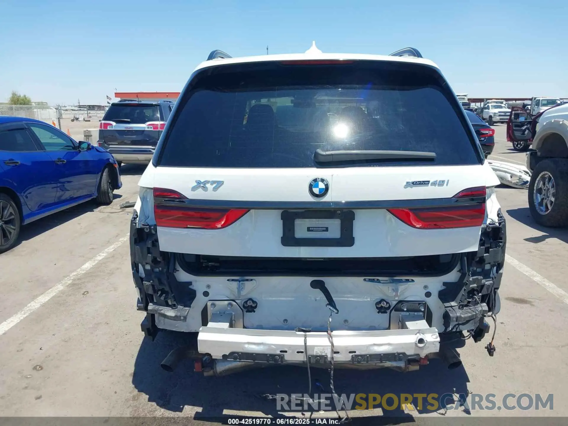 17 Photograph of a damaged car 5UXCW2C04M9E25551 BMW X7 2021