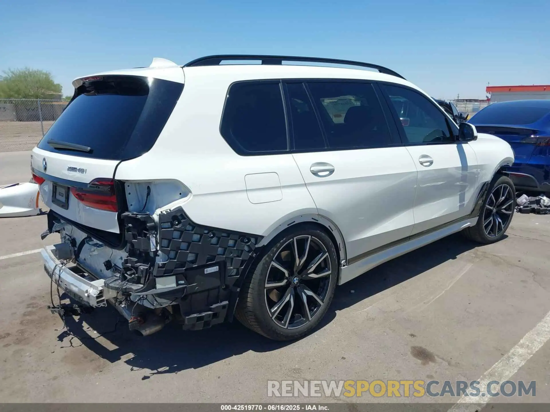 4 Photograph of a damaged car 5UXCW2C04M9E25551 BMW X7 2021
