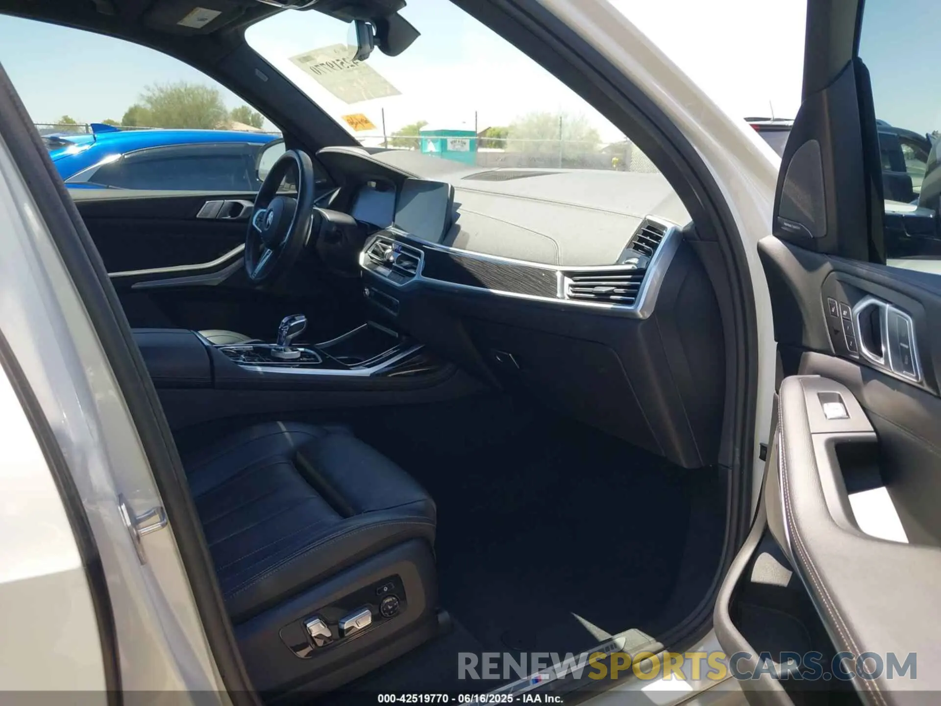 5 Photograph of a damaged car 5UXCW2C04M9E25551 BMW X7 2021