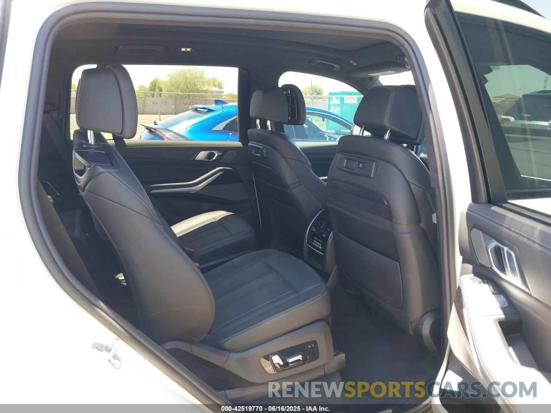 8 Photograph of a damaged car 5UXCW2C04M9E25551 BMW X7 2021
