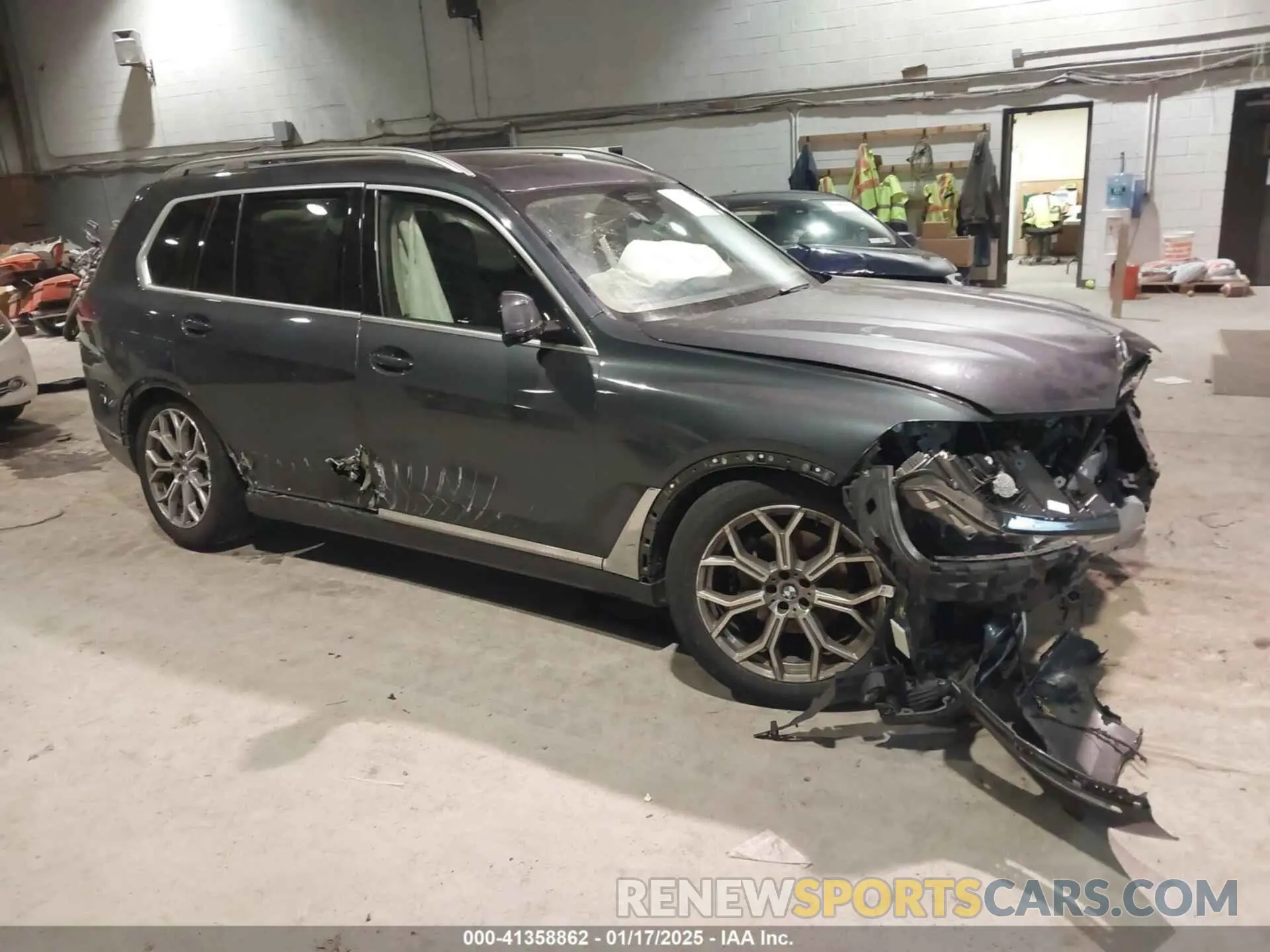 1 Photograph of a damaged car 5UXCW2C04M9E43533 BMW X7 2021