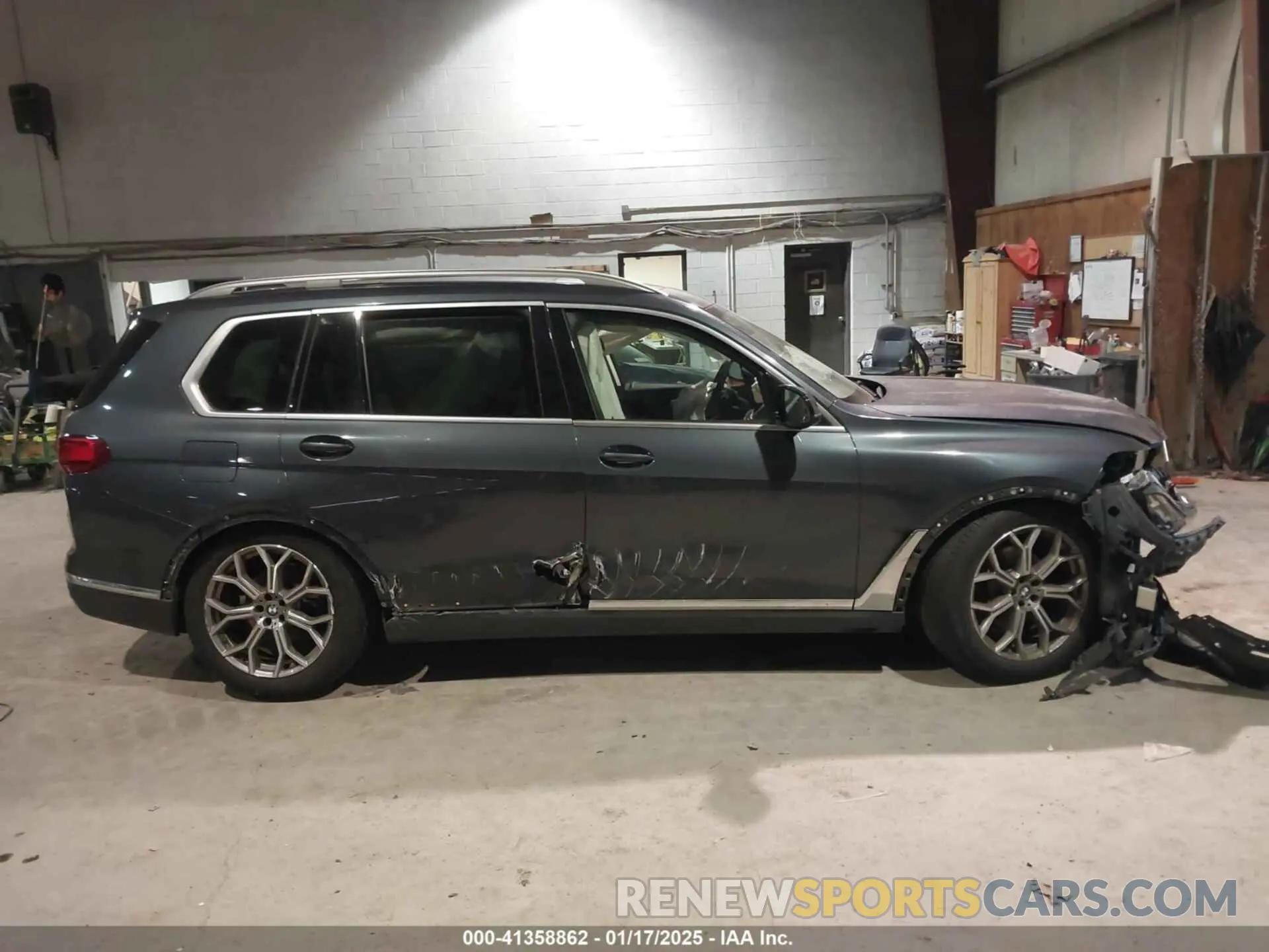 12 Photograph of a damaged car 5UXCW2C04M9E43533 BMW X7 2021