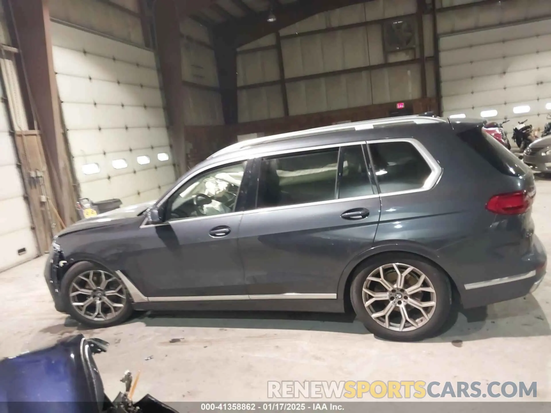 13 Photograph of a damaged car 5UXCW2C04M9E43533 BMW X7 2021