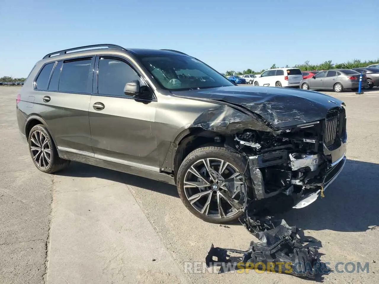 4 Photograph of a damaged car 5UXCW2C04M9F03701 BMW X7 2021
