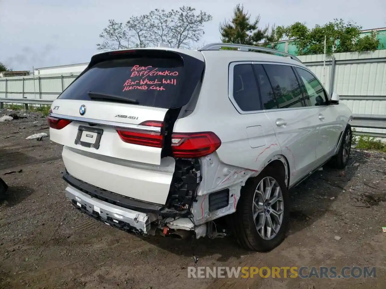 4 Photograph of a damaged car 5UXCW2C04M9G74173 BMW X7 2021