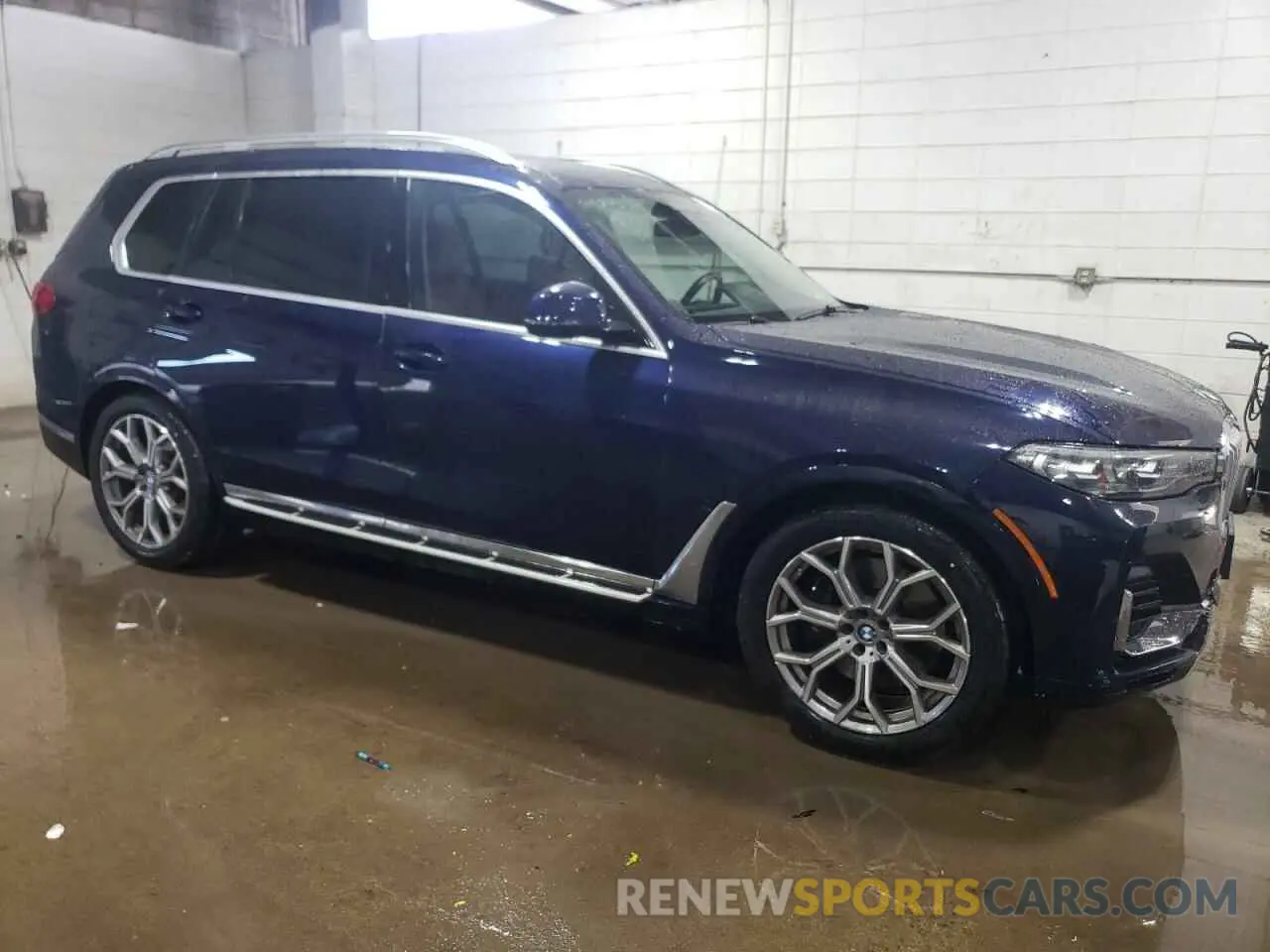 4 Photograph of a damaged car 5UXCW2C04M9G78739 BMW X7 2021