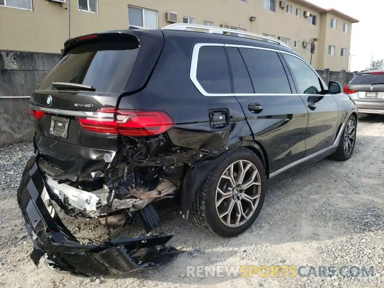 4 Photograph of a damaged car 5UXCW2C04M9H49387 BMW X7 2021