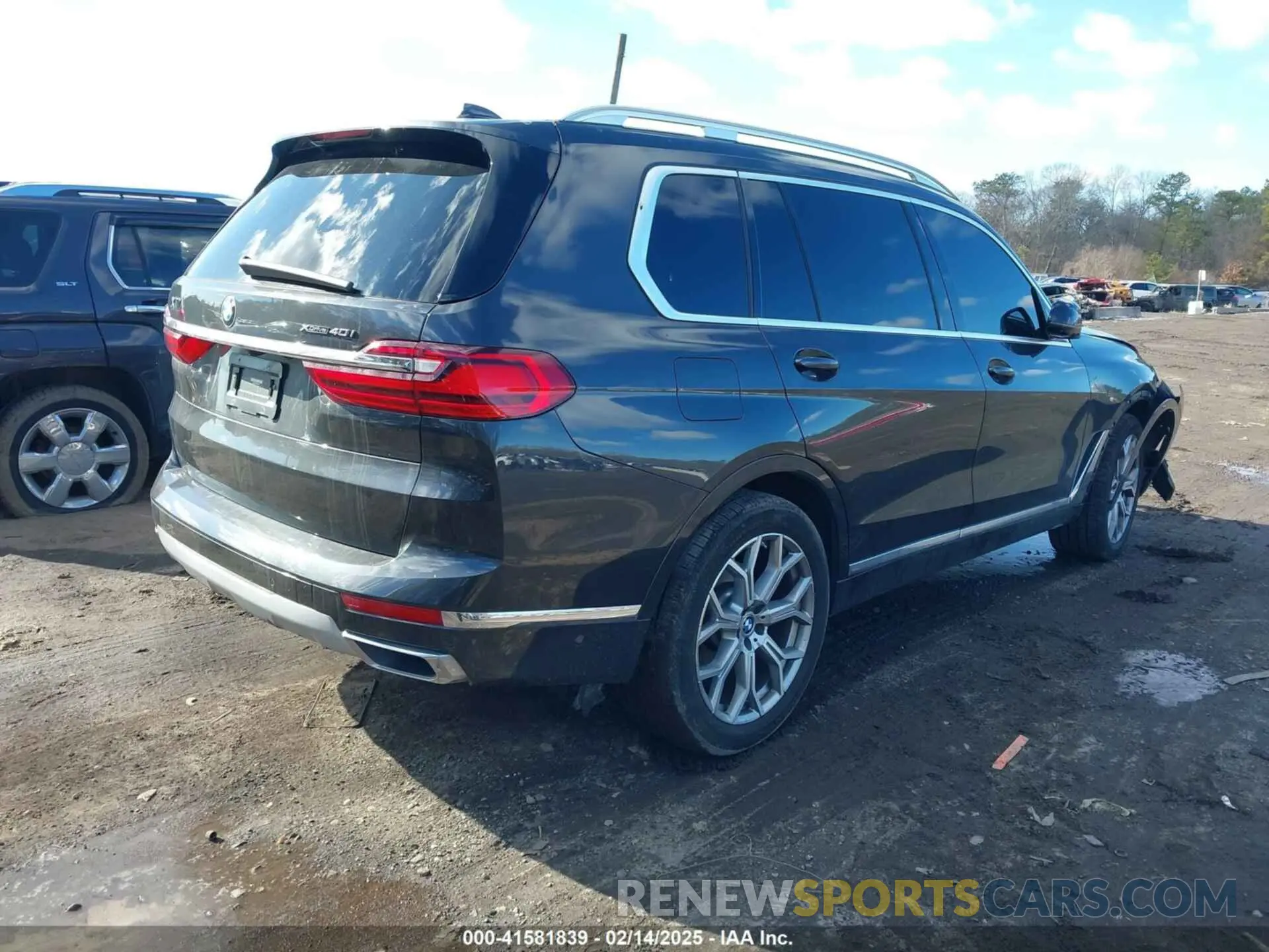 4 Photograph of a damaged car 5UXCW2C05M9G56541 BMW X7 2021