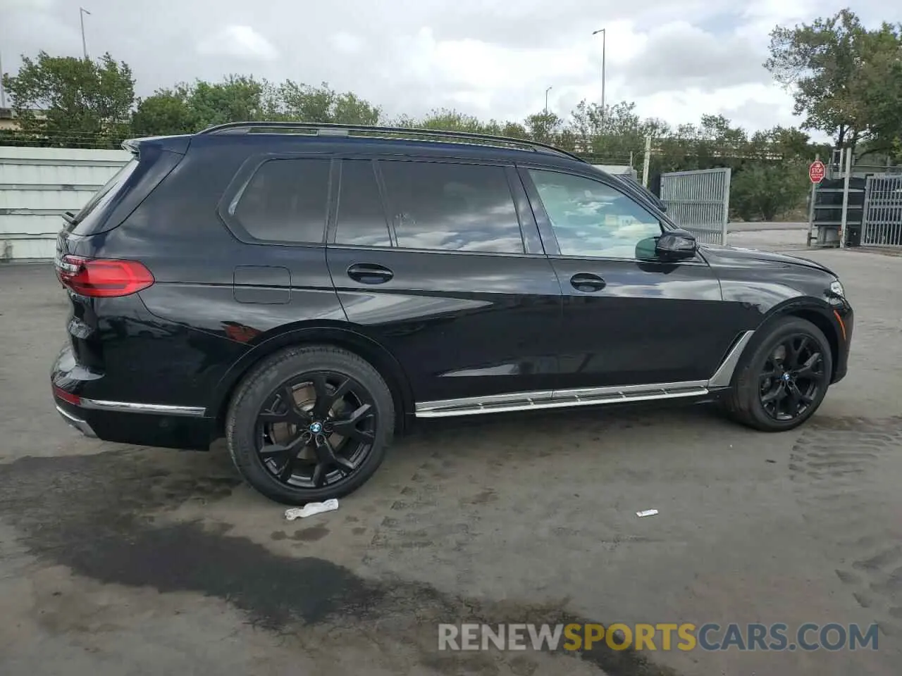 3 Photograph of a damaged car 5UXCW2C06M9E44604 BMW X7 2021