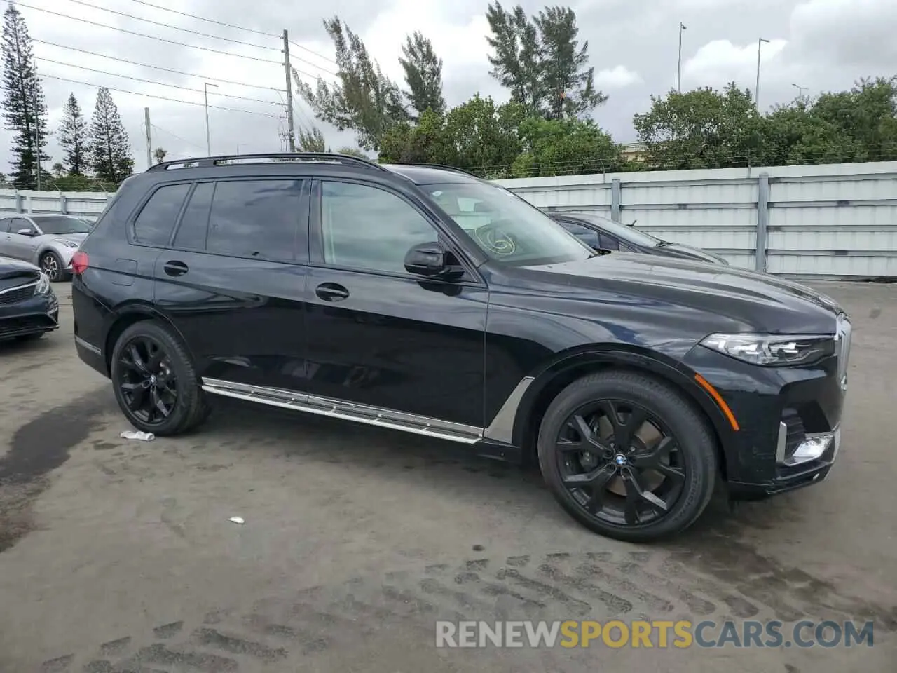 4 Photograph of a damaged car 5UXCW2C06M9E44604 BMW X7 2021