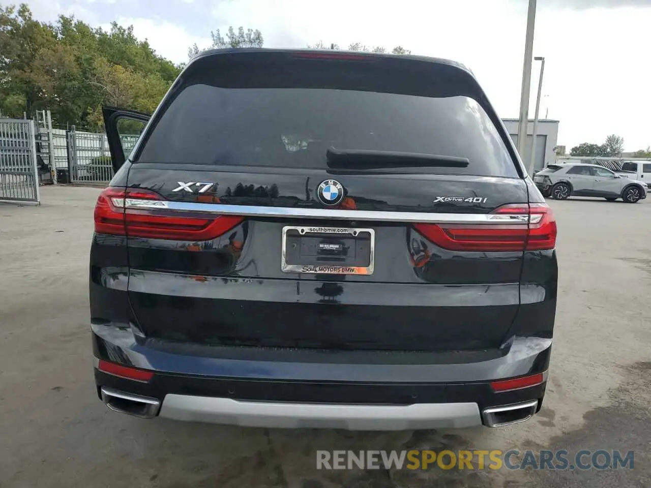 6 Photograph of a damaged car 5UXCW2C06M9E44604 BMW X7 2021