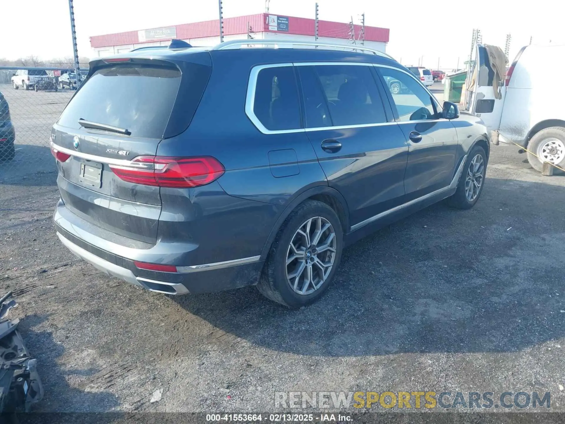 4 Photograph of a damaged car 5UXCW2C06M9H03043 BMW X7 2021