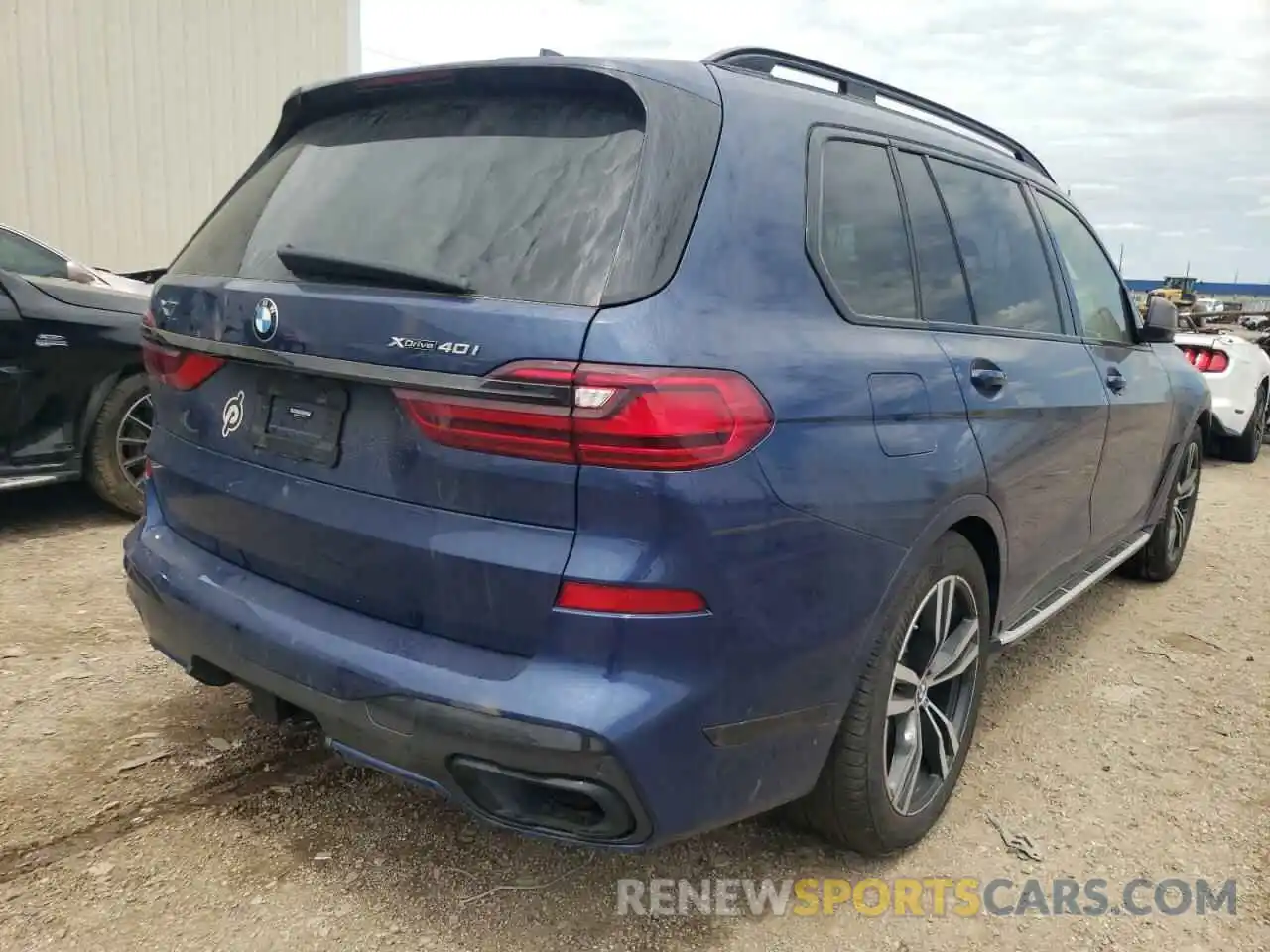 4 Photograph of a damaged car 5UXCW2C07M9G71137 BMW X7 2021