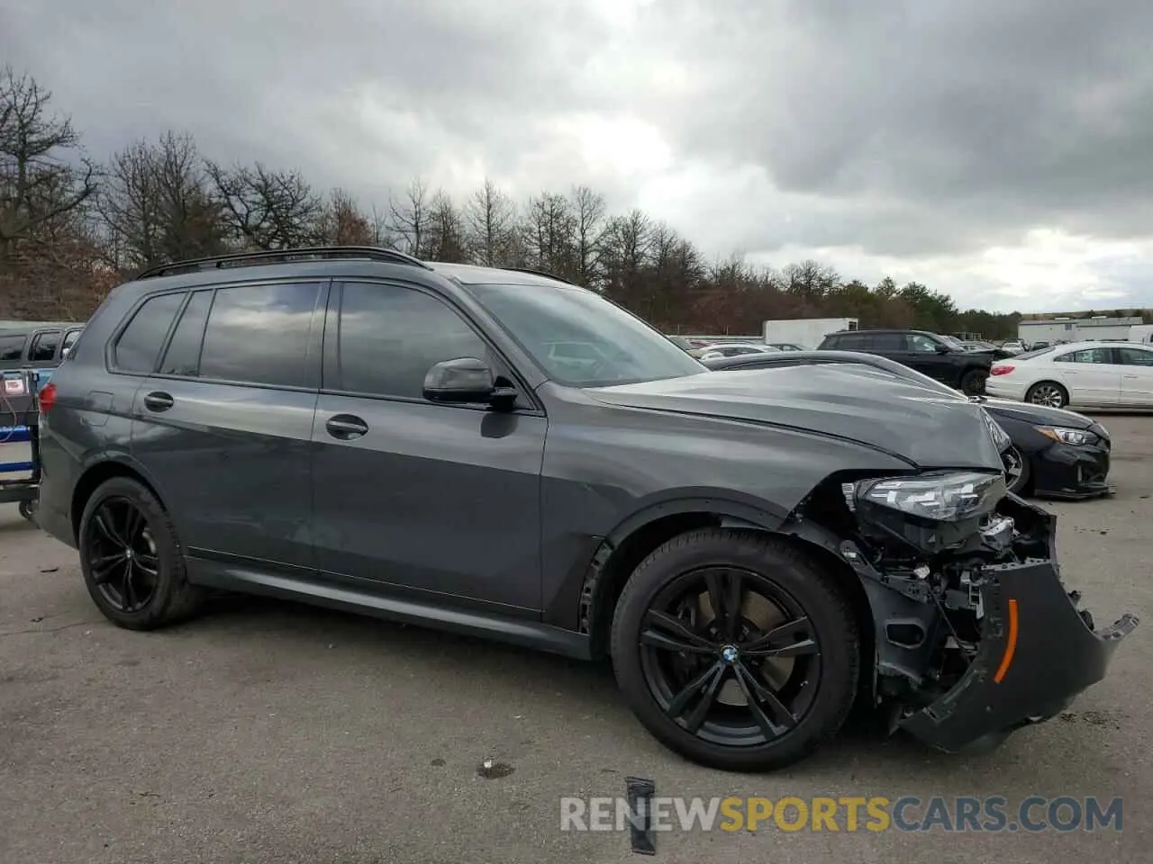 4 Photograph of a damaged car 5UXCW2C07M9H36505 BMW X7 2021