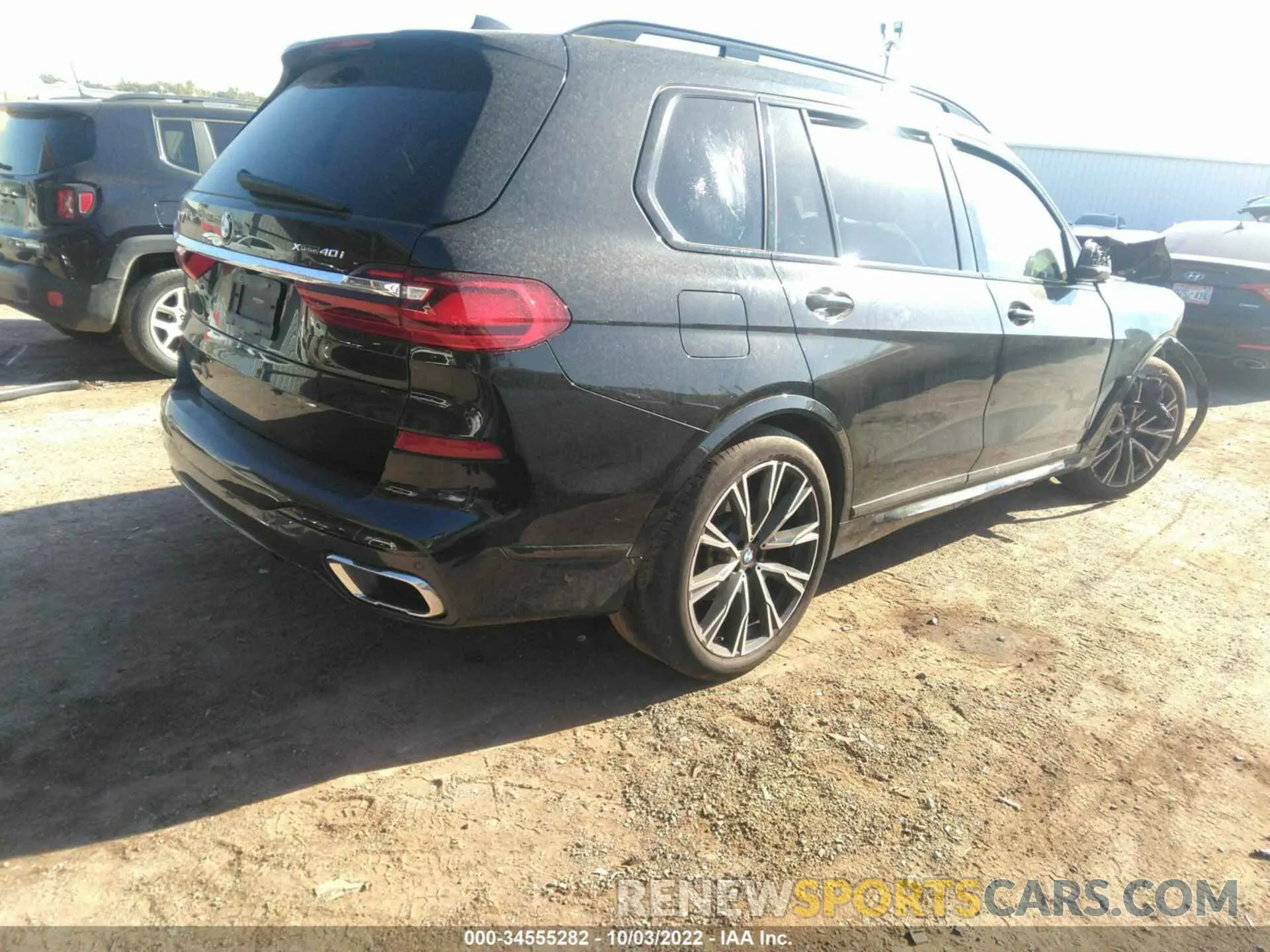 4 Photograph of a damaged car 5UXCW2C08M9D77312 BMW X7 2021