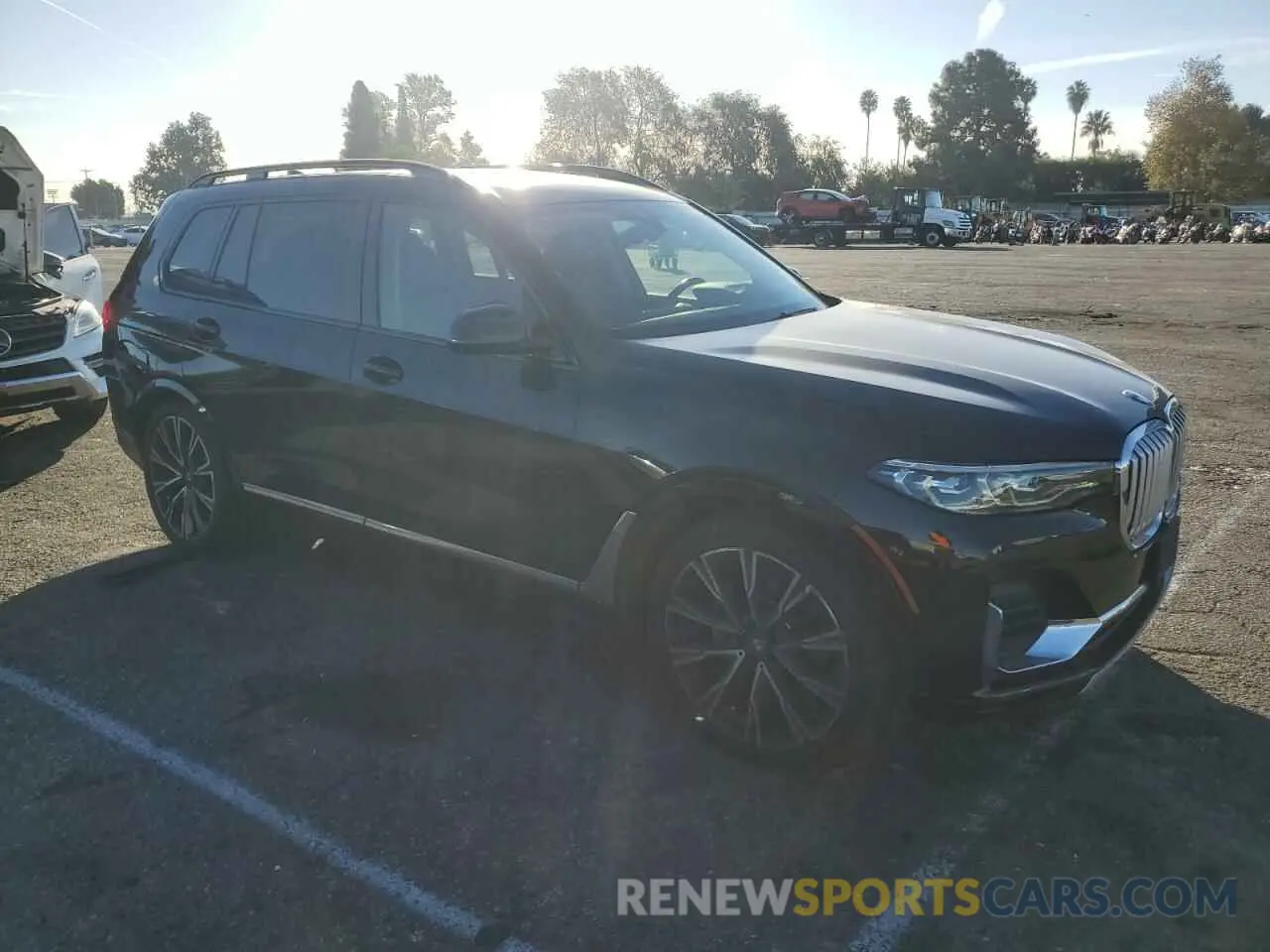 4 Photograph of a damaged car 5UXCW2C08M9F01109 BMW X7 2021