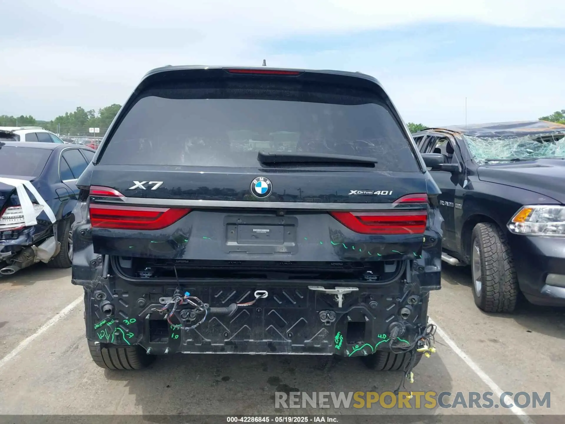 17 Photograph of a damaged car 5UXCW2C08M9H62269 BMW X7 2021