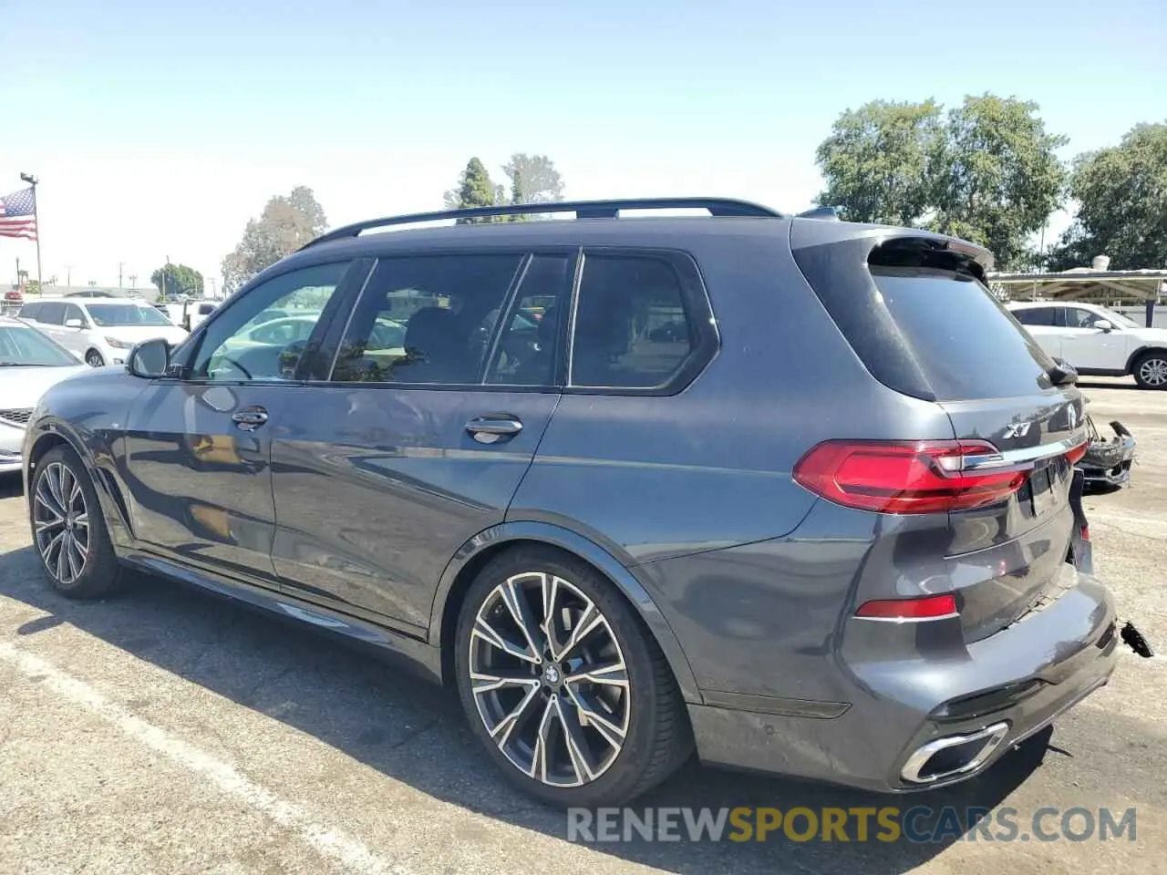 2 Photograph of a damaged car 5UXCW2C09M9E66659 BMW X7 2021