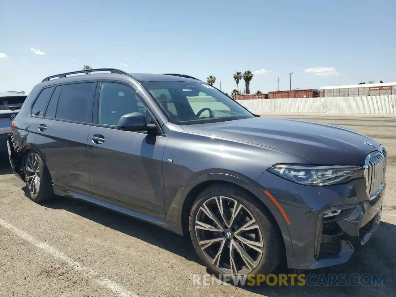 4 Photograph of a damaged car 5UXCW2C09M9E66659 BMW X7 2021