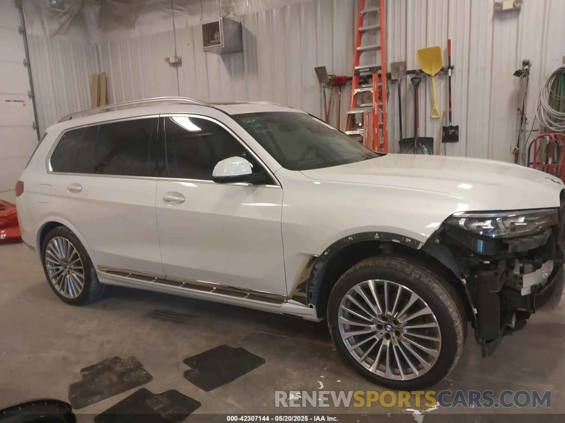 13 Photograph of a damaged car 5UXCW2C09M9F04200 BMW X7 2021