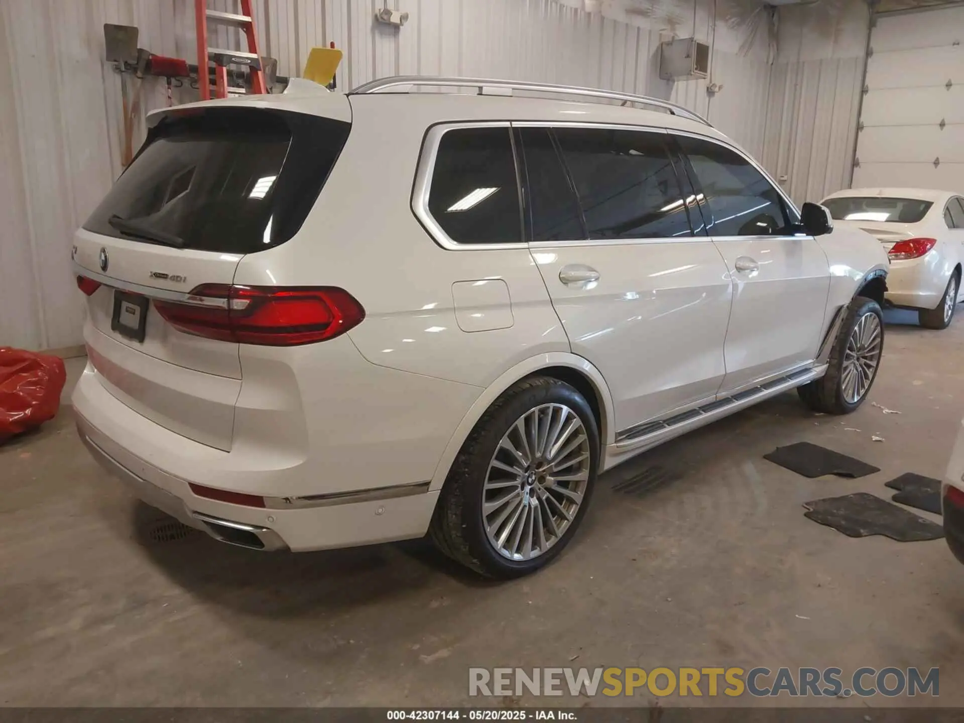4 Photograph of a damaged car 5UXCW2C09M9F04200 BMW X7 2021