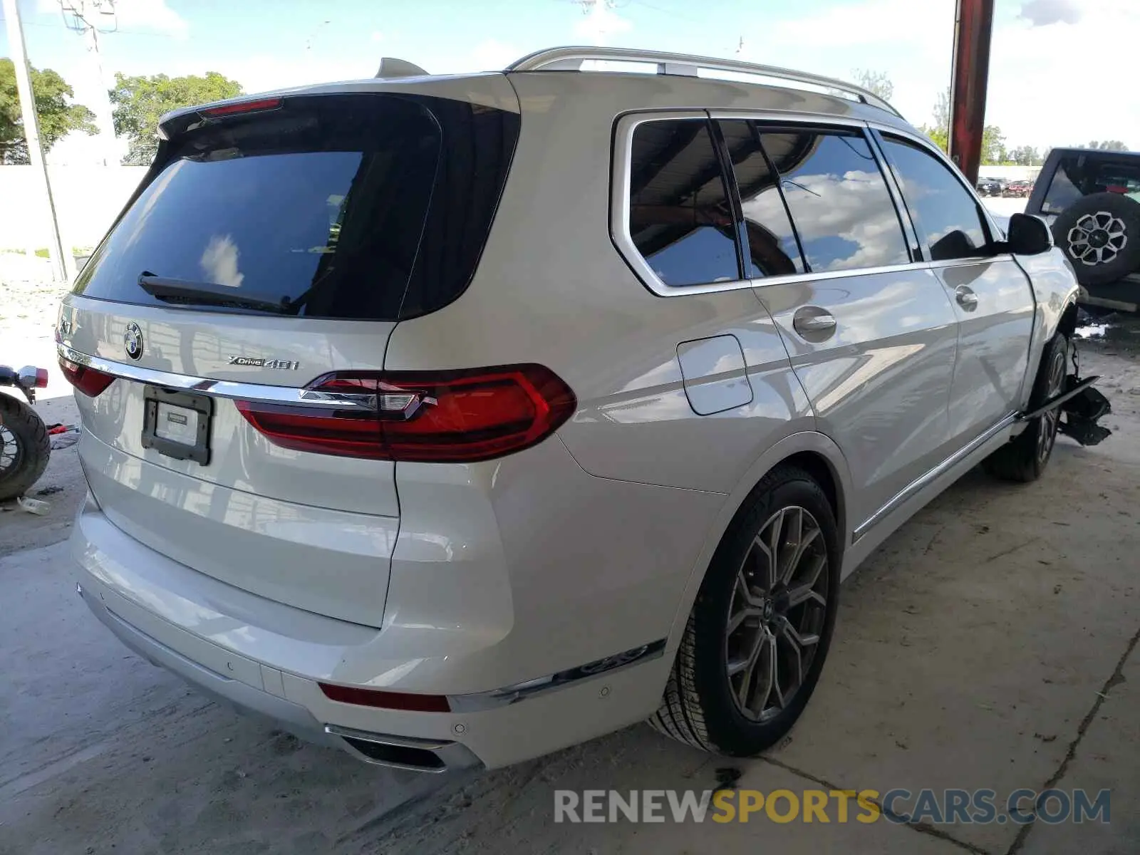 4 Photograph of a damaged car 5UXCW2C09M9G74735 BMW X7 2021