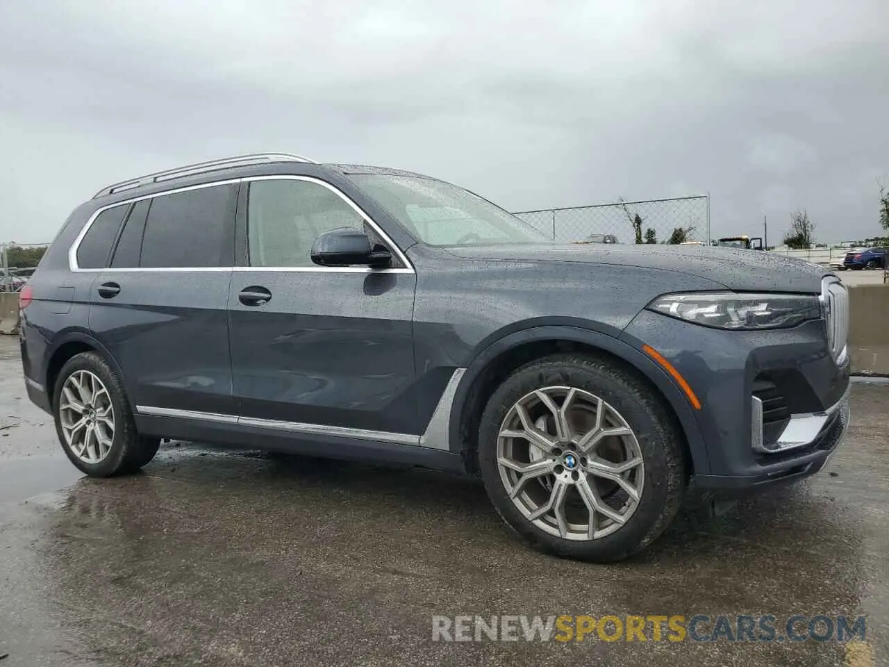 4 Photograph of a damaged car 5UXCW2C09M9G89820 BMW X7 2021