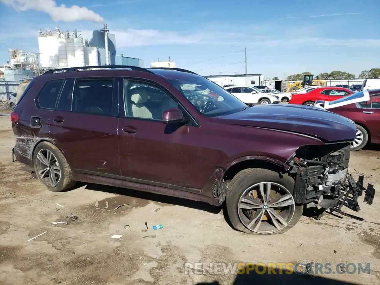 4 Photograph of a damaged car 5UXCW2C0XM9E72180 BMW X7 2021