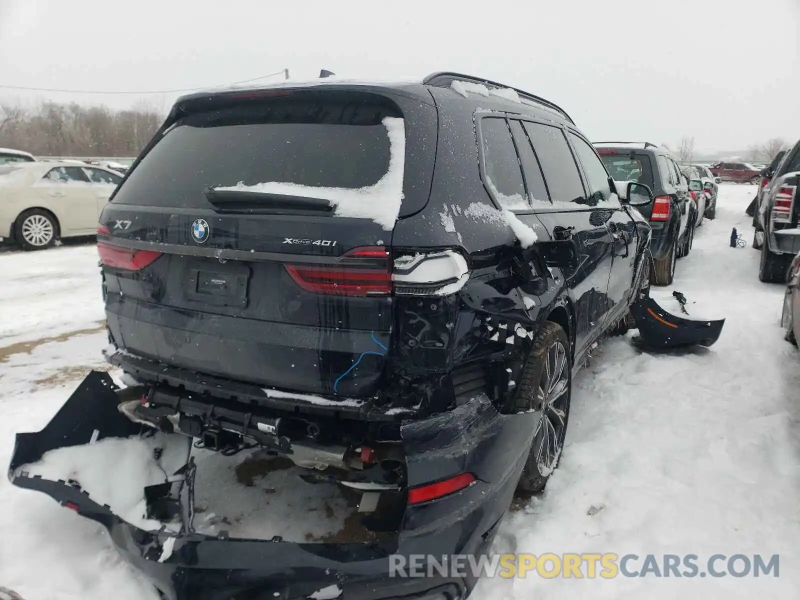 4 Photograph of a damaged car 5UXCW2C0XM9E95359 BMW X7 2021