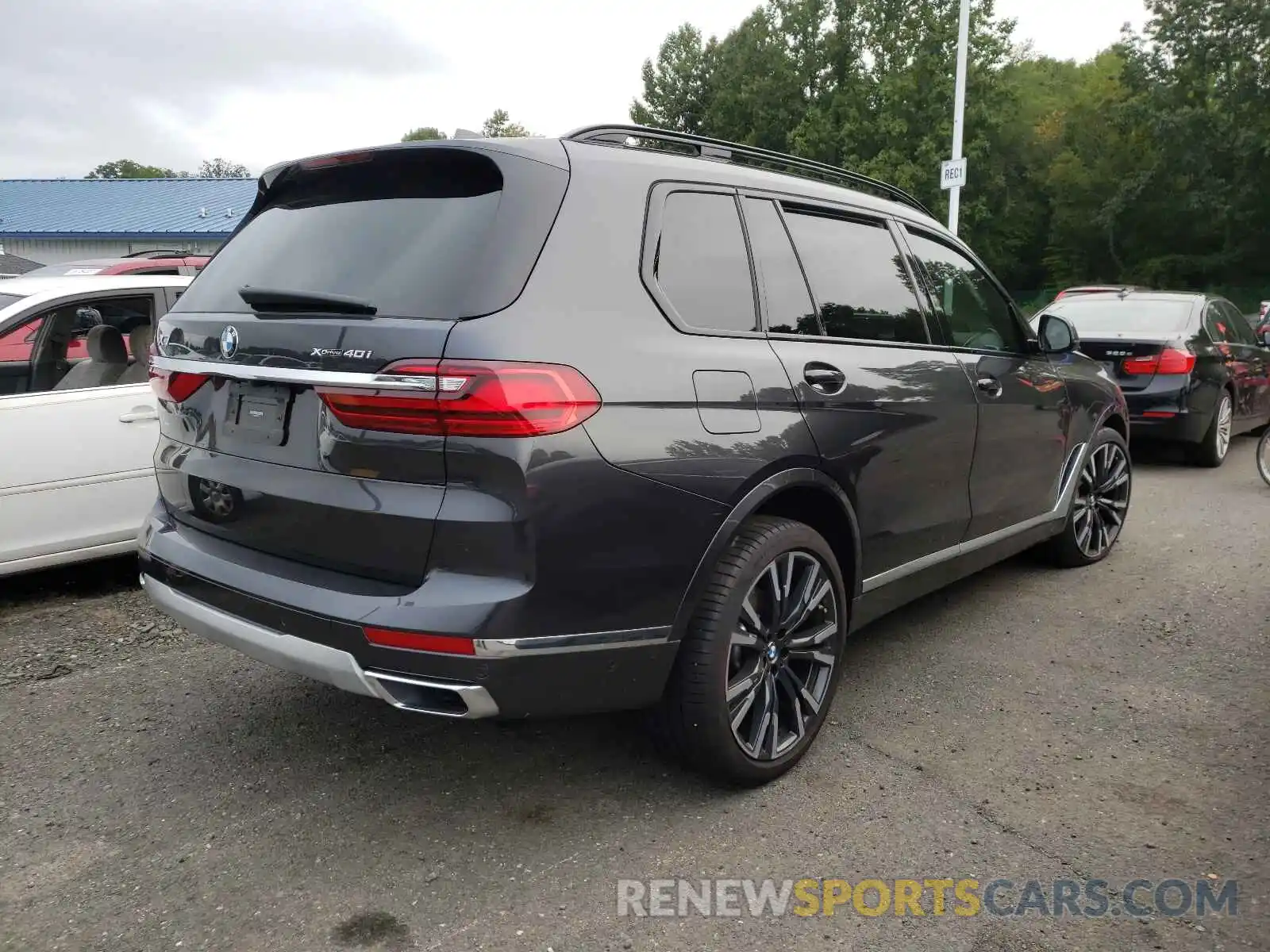 4 Photograph of a damaged car 5UXCW2C0XM9F23144 BMW X7 2021