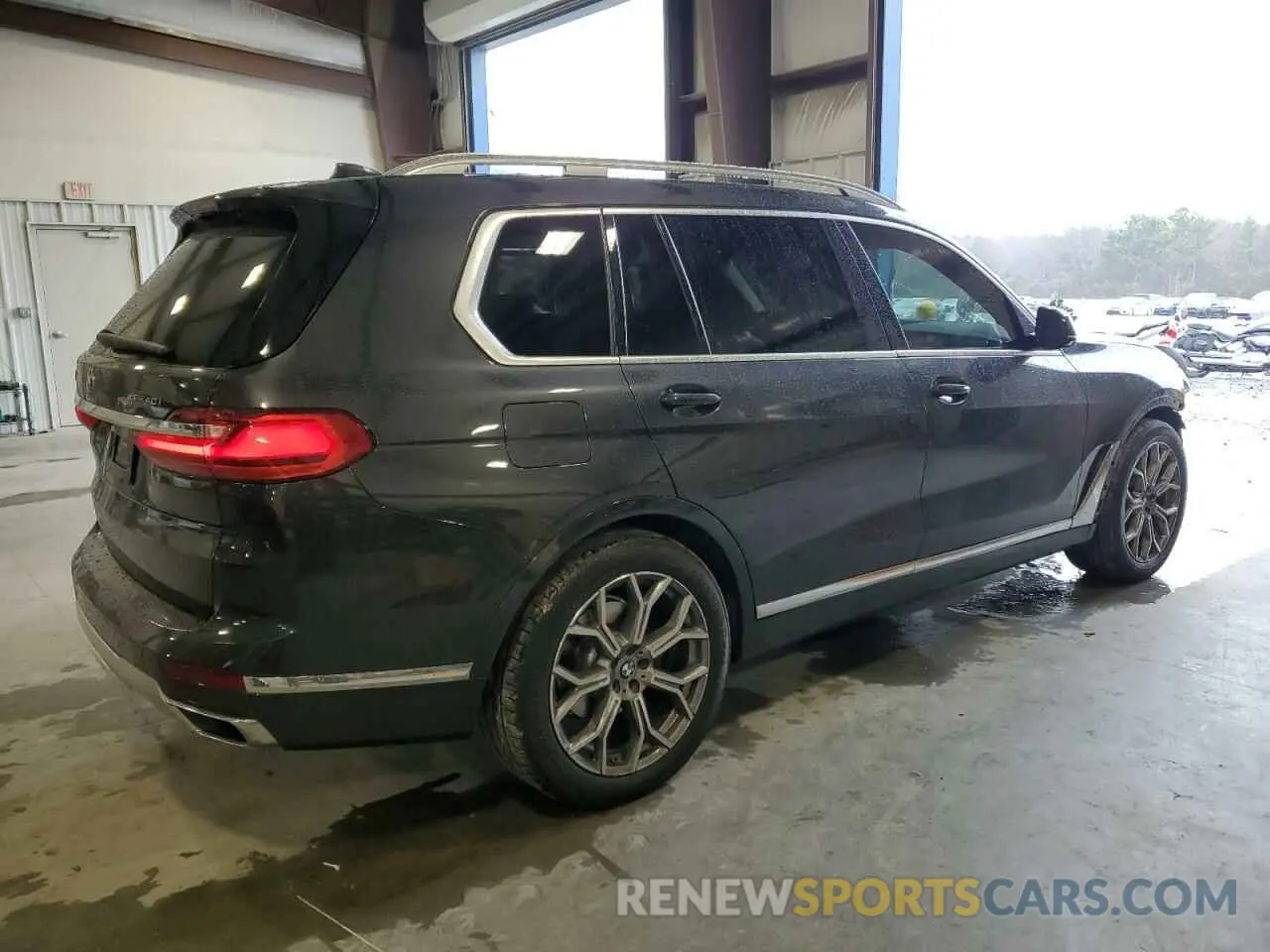 3 Photograph of a damaged car 5UXCW2C0XM9H51936 BMW X7 2021