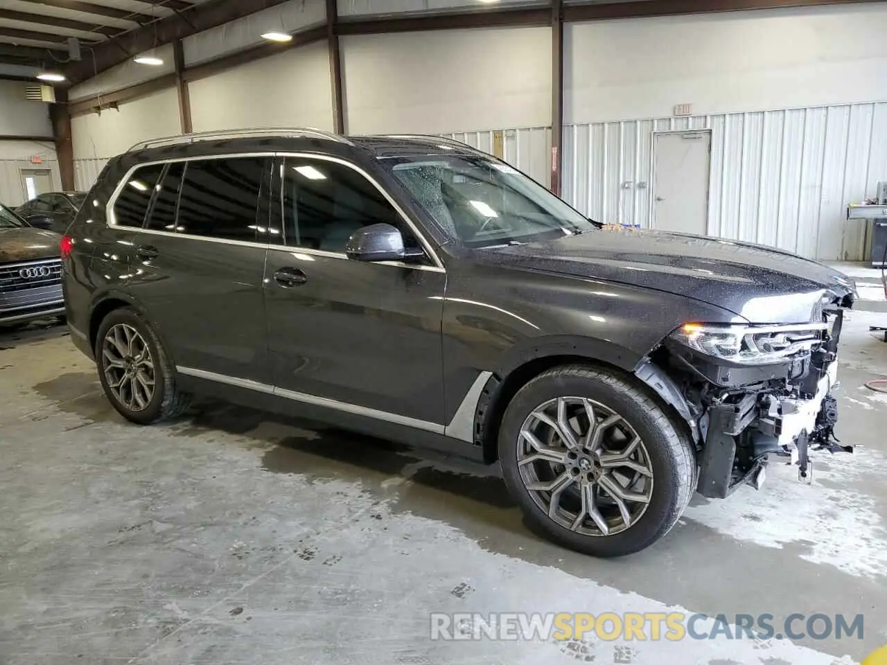 4 Photograph of a damaged car 5UXCW2C0XM9H51936 BMW X7 2021