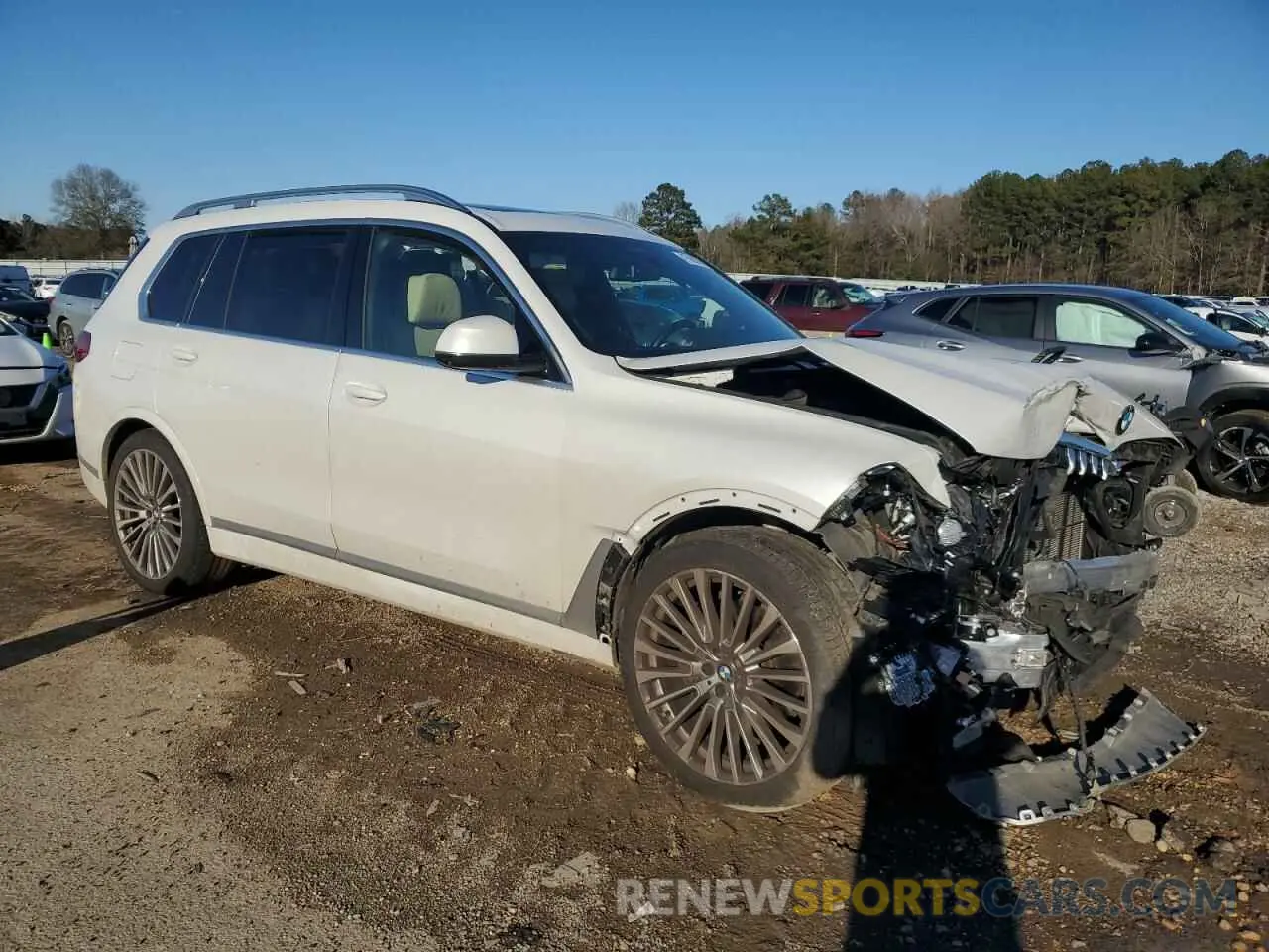 4 Photograph of a damaged car 5UXCW2C0XM9H58613 BMW X7 2021