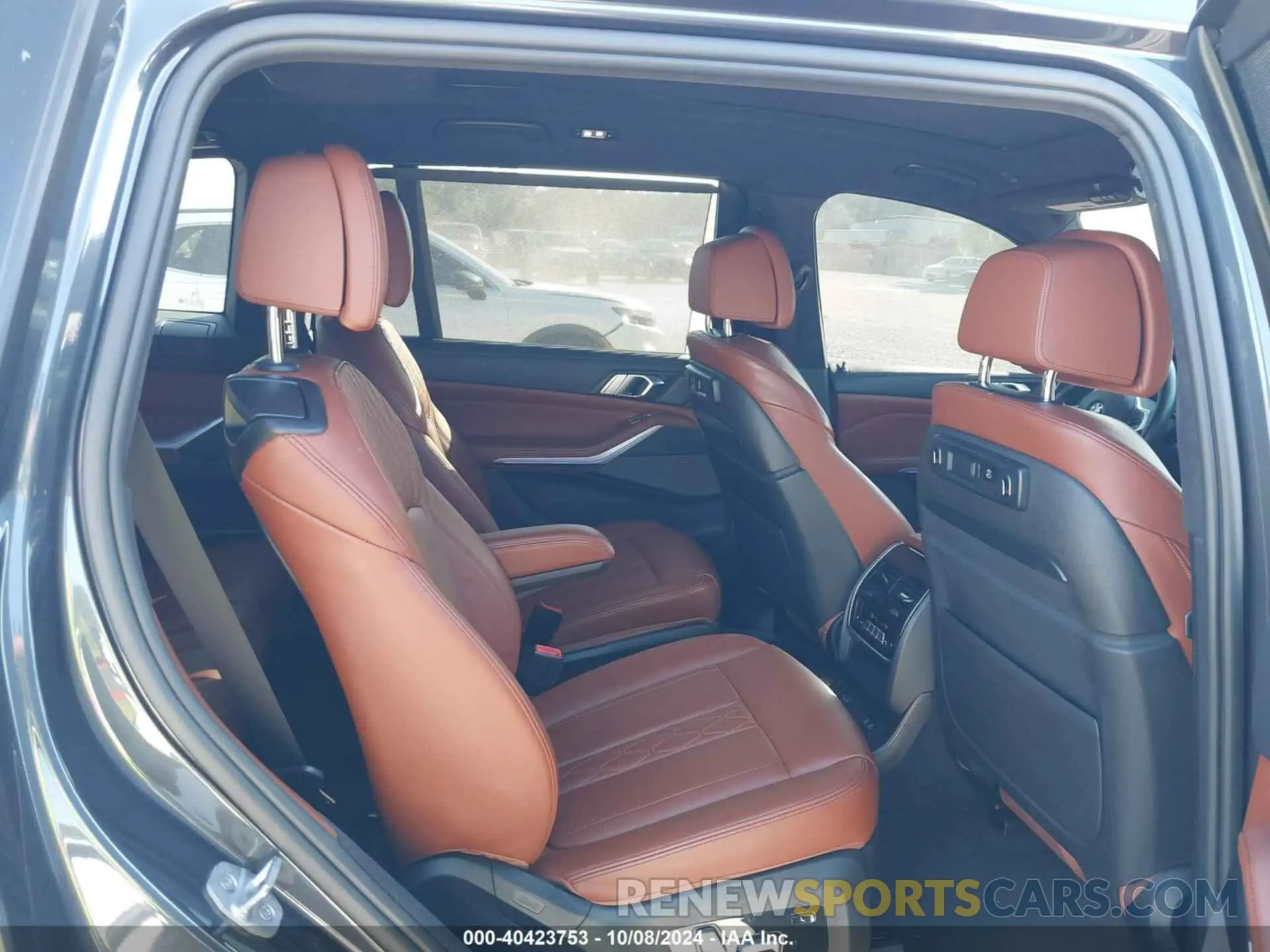 8 Photograph of a damaged car 5UXCX6C01M9F91918 BMW X7 2021