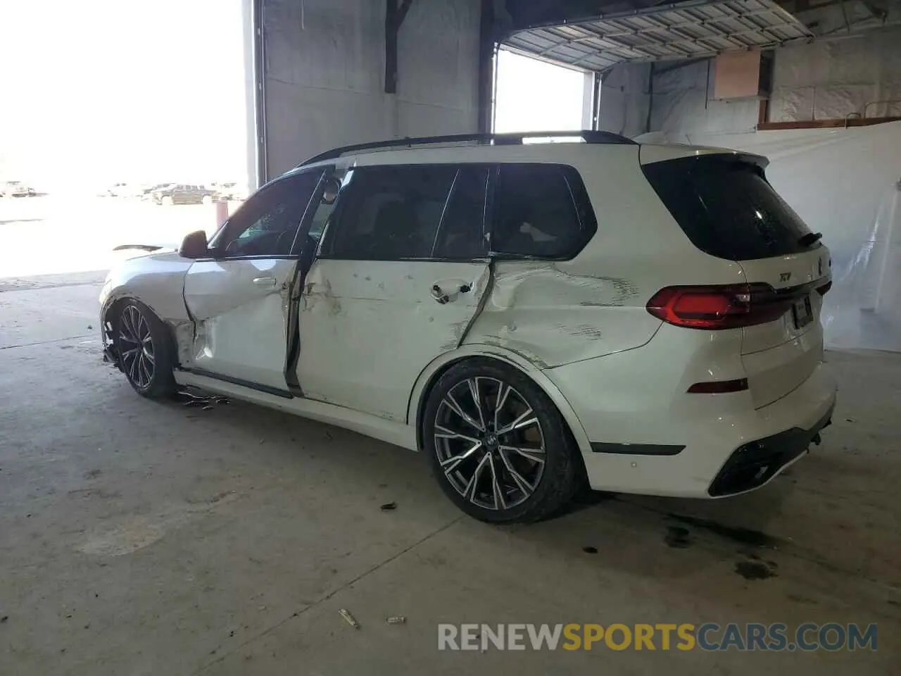 2 Photograph of a damaged car 5UXCX6C03M9F03953 BMW X7 2021