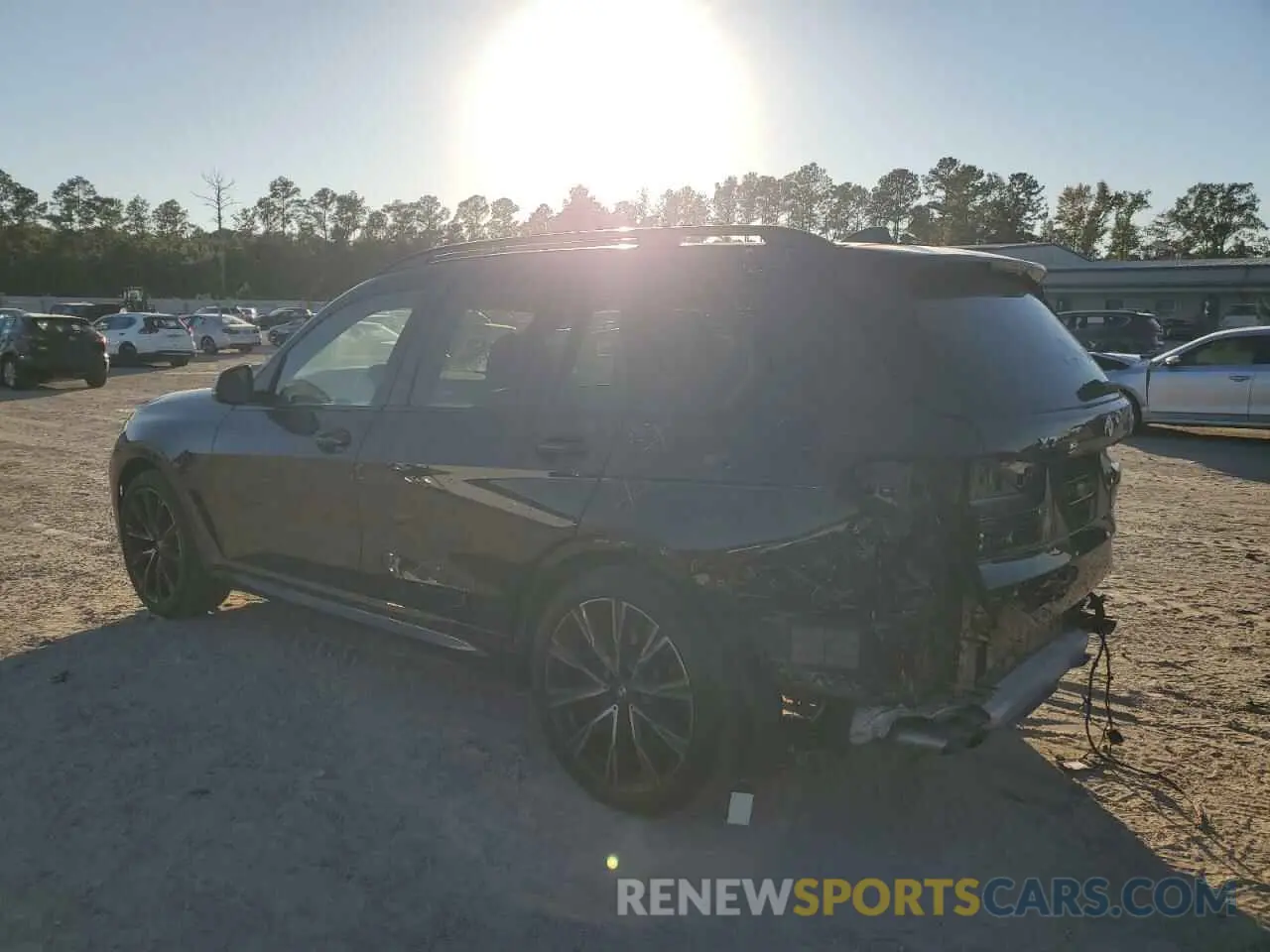 2 Photograph of a damaged car 5UXCX6C04M9G05391 BMW X7 2021